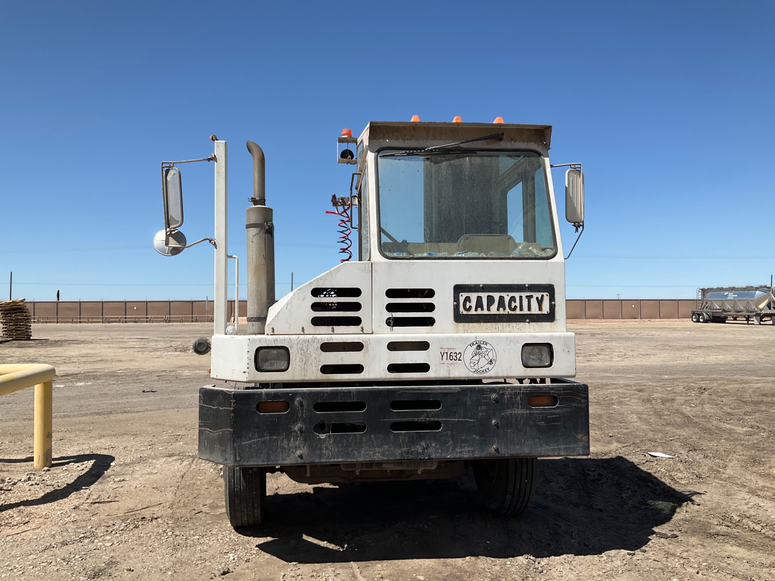 2000 CAPACITY TRUCKS TJ5000 UTILITY TRUCK - undefined