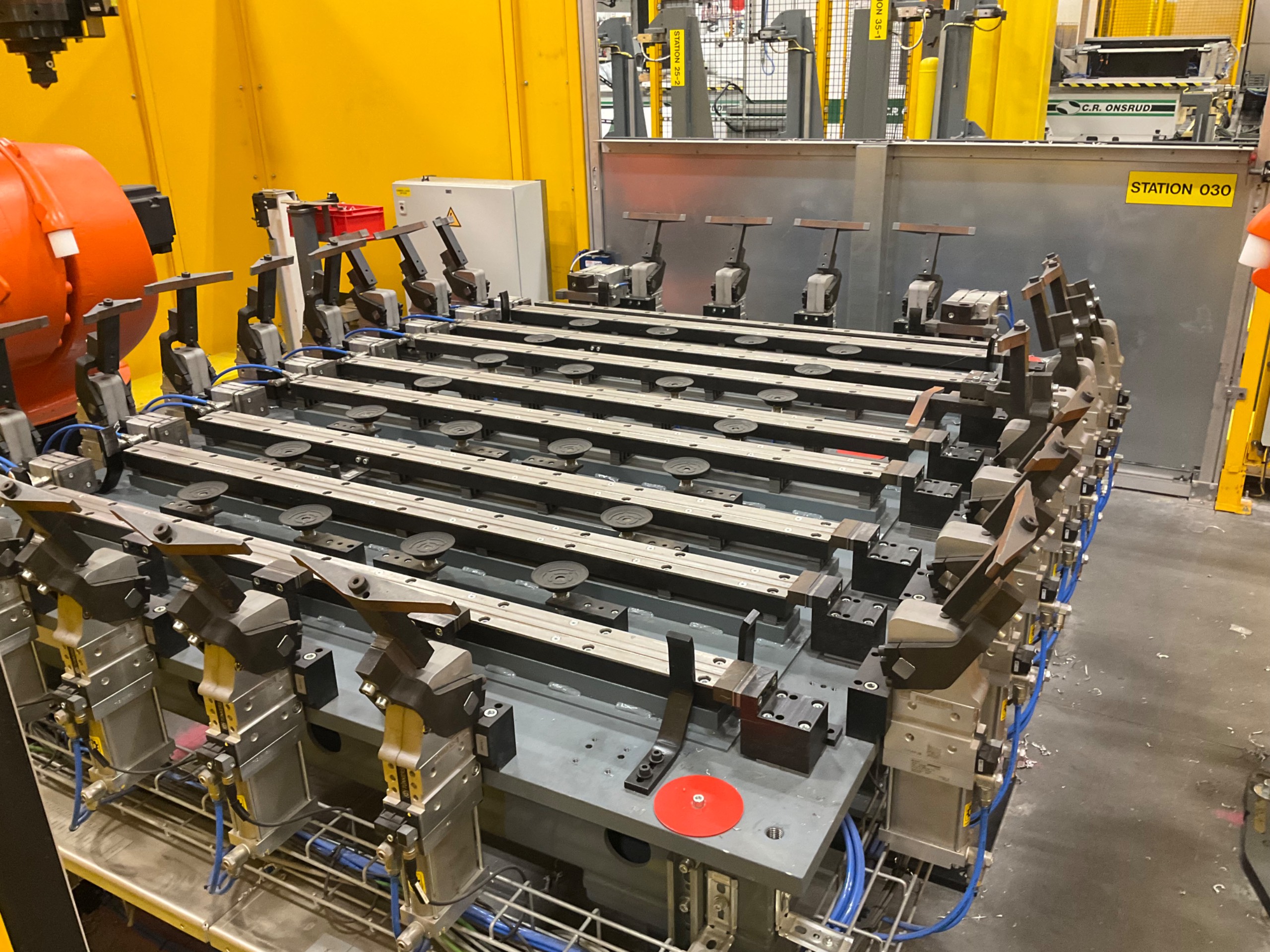 ROBOTIC CLAMPING FIXTURE TABLE - undefined