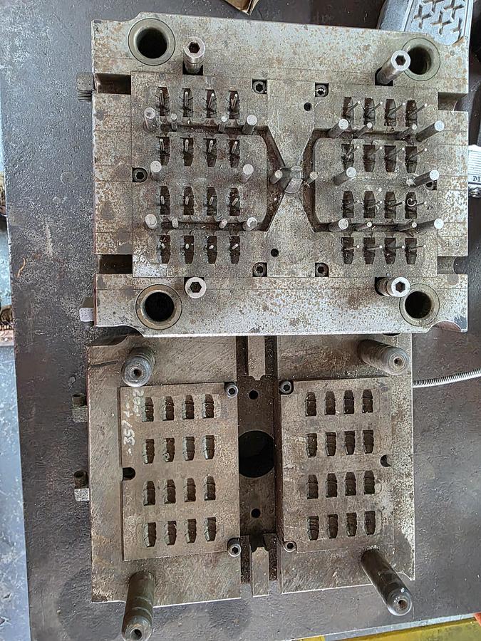 1982 AVNET H20E DIE CASTING MACHINE - undefined