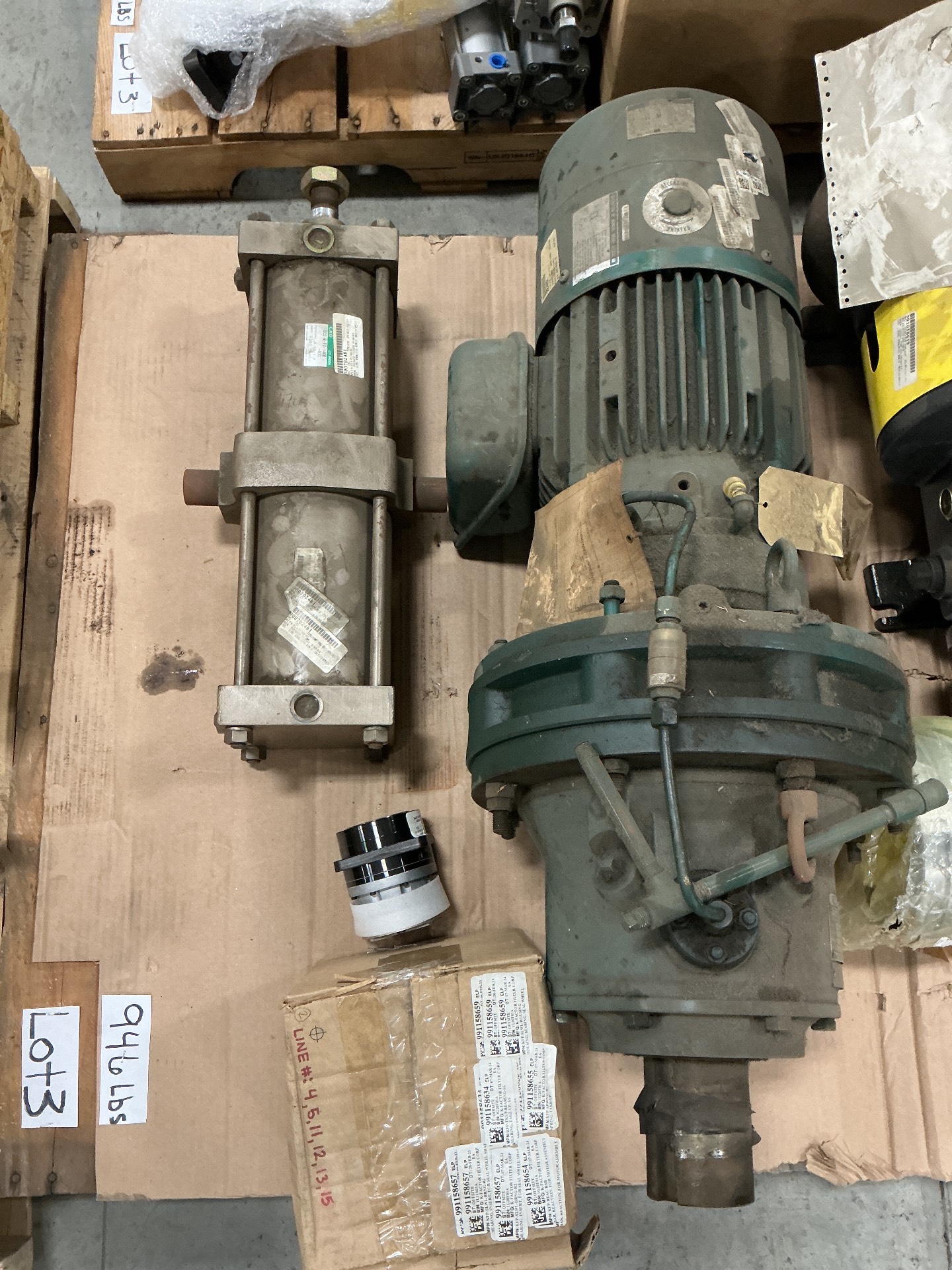 BULK QTY OF INDUSTRIAL PARTS AND PNEUMATIC COMPONENTS - undefined