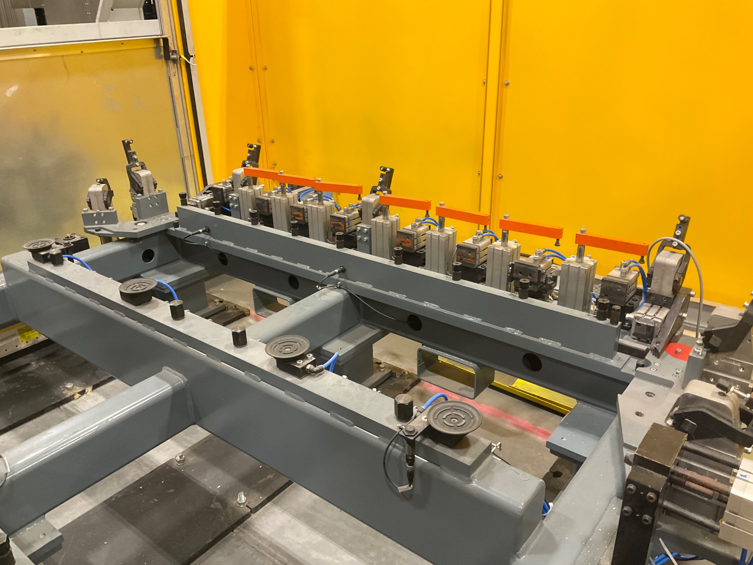 ROBOTIC CLAMPING FIXTURE TABLE - undefined