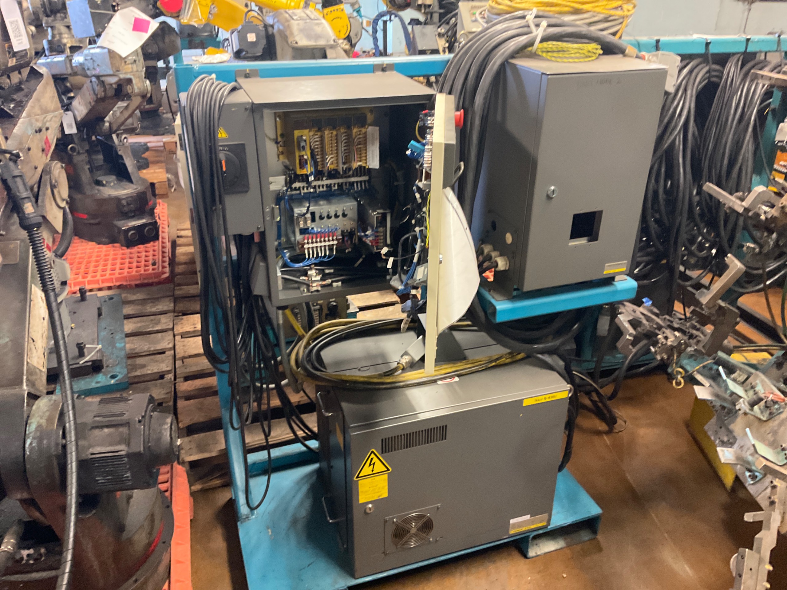 2000 FANUC R-J3 ROBOT CONTROLLER - undefined