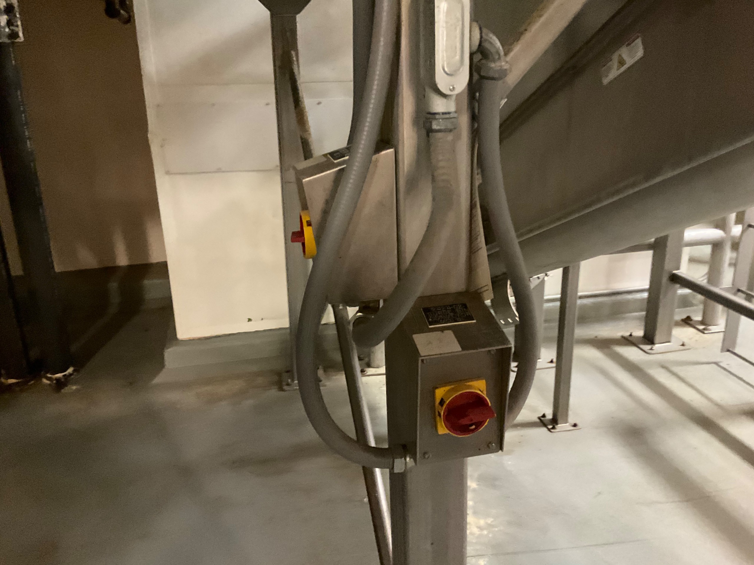 LIVE BOTTOM BIN WITH RAKE - undefined