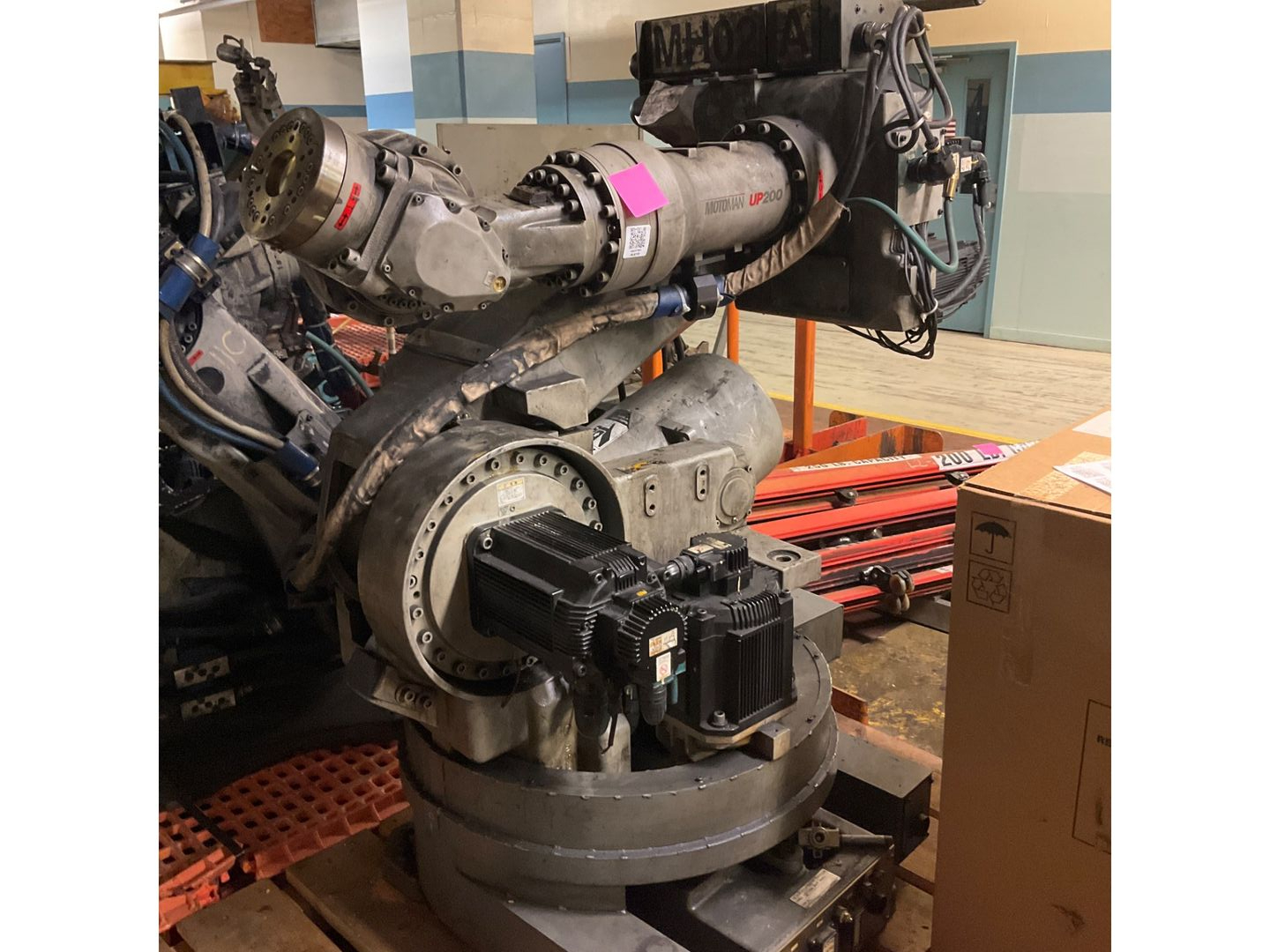 YASKAWA MOTOMAN-UP200 ARTICULATED ROBOT - undefined