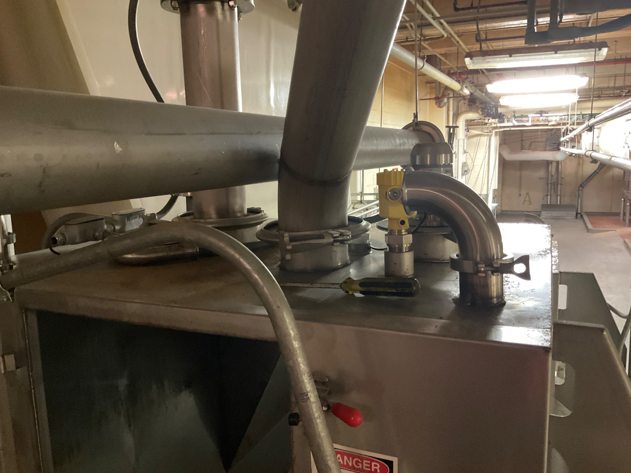 LIVE BOTTOM BIN WITH RAKE - undefined