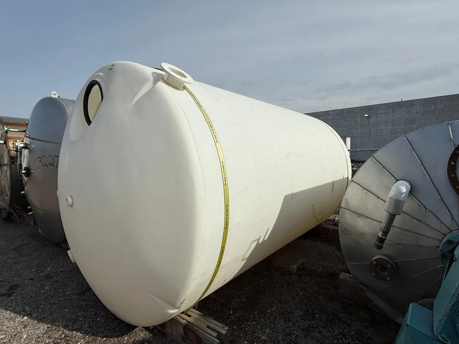 POLY STORAGE TANK, 22500L, POLYETHYLENE, VERTICAL, 100X100X175IN, 2000 LBS - undefined