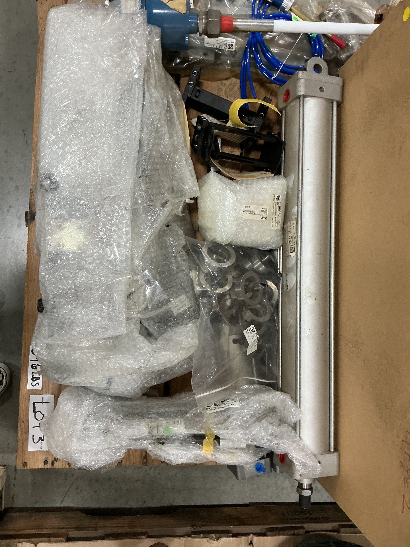 BULK QTY OF INDUSTRIAL PARTS AND PNEUMATIC COMPONENTS - undefined