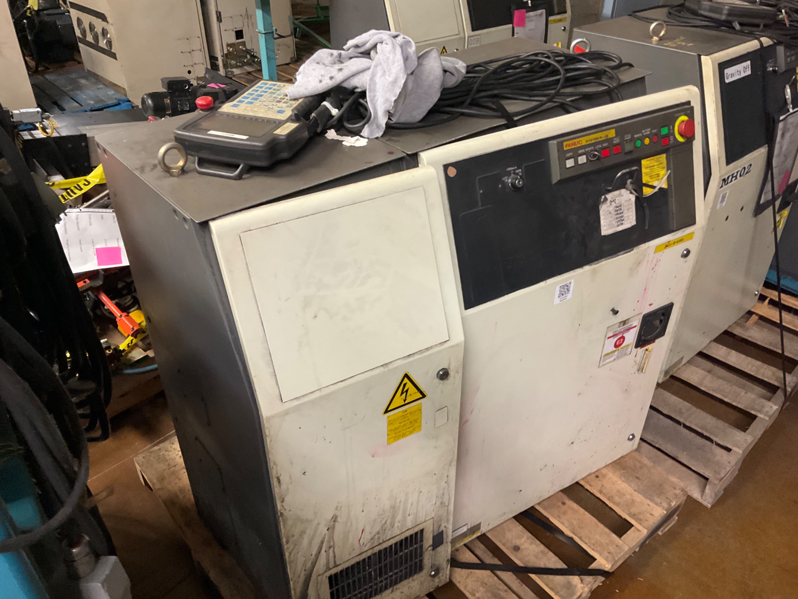 2000 FANUC R-J3 ROBOT CONTROLLER - undefined