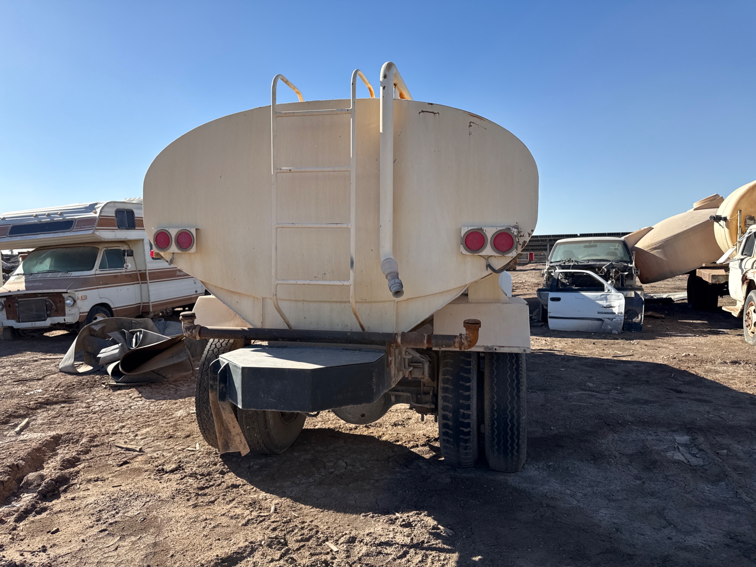 1987 FORD F800 TANKER TRUCK - undefined