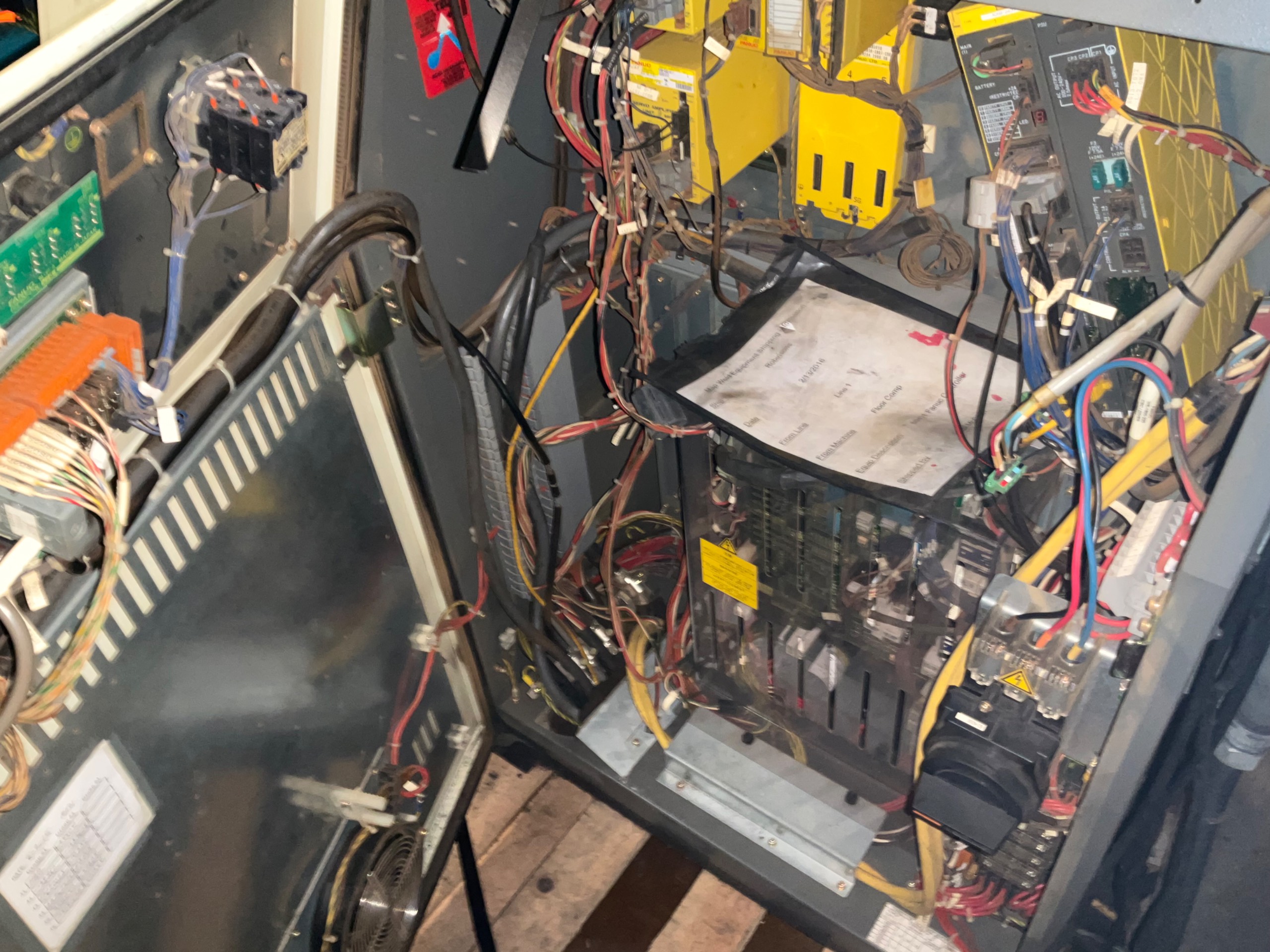 2000 FANUC R-J3 ROBOT CONTROLLER - undefined