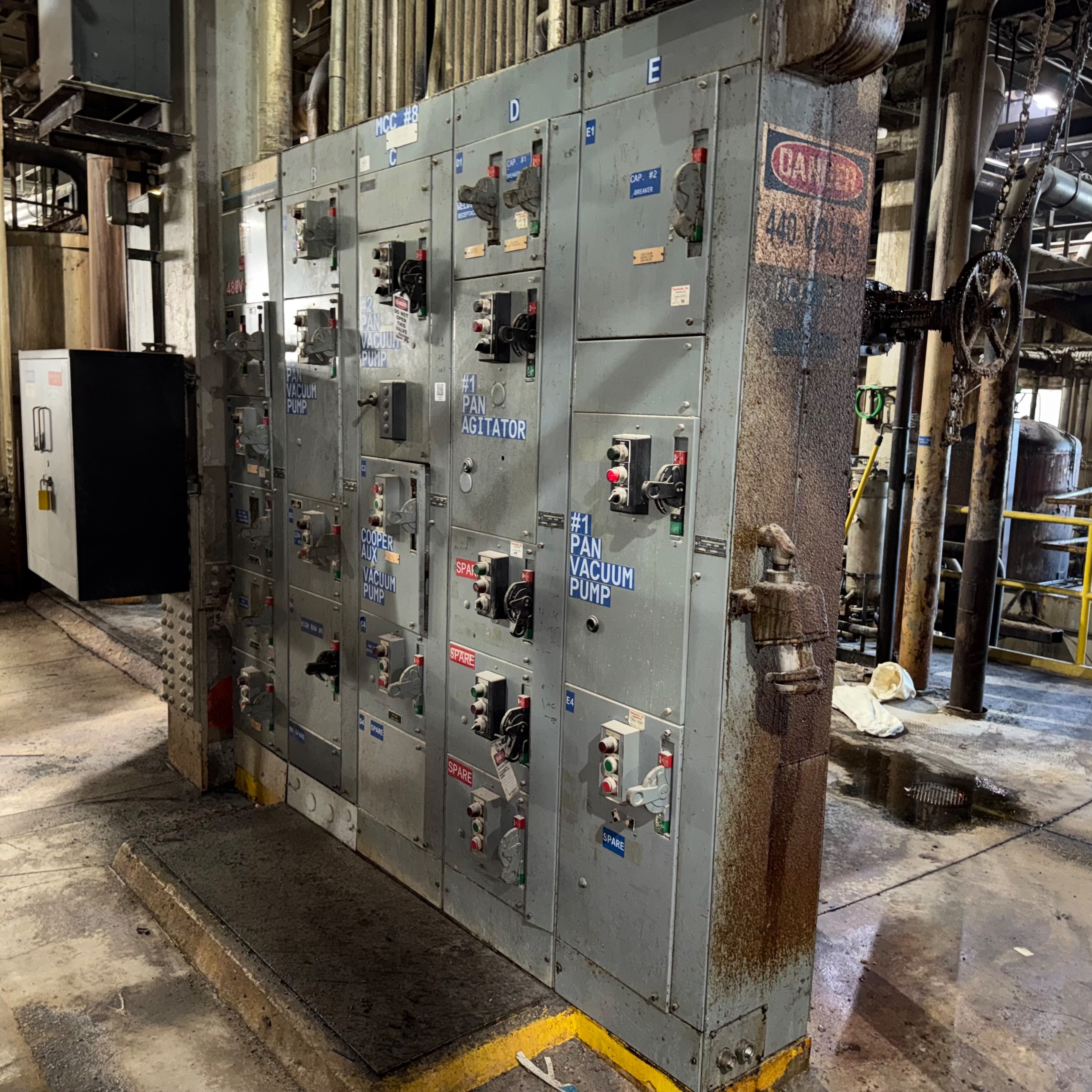 BULK QTY OF ALLEN BRADLEY CENTERLINE 2100 MCC, 5 SECTIONS - undefined