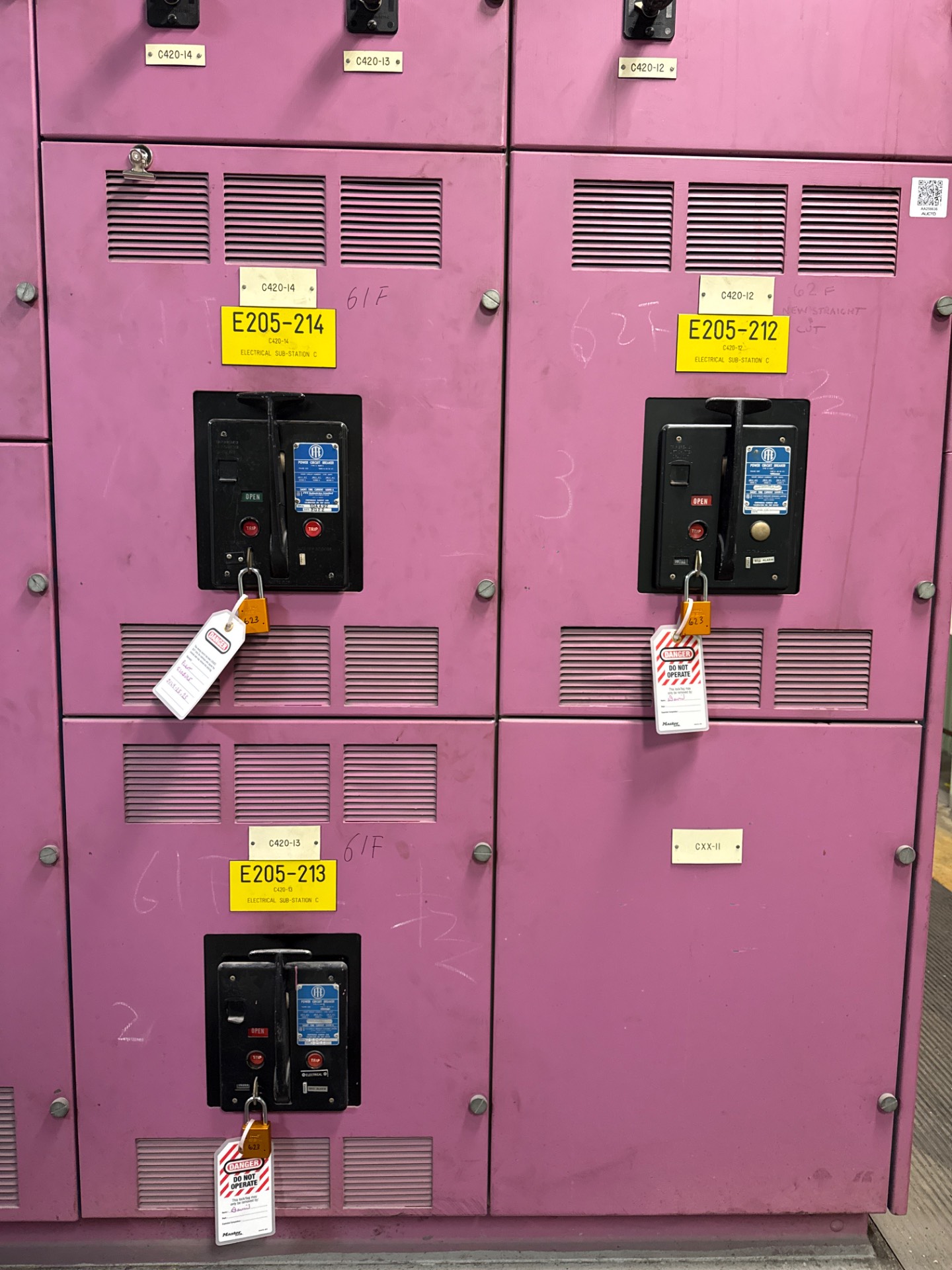 BULK QTY OF ITE K-1600 CIRCUIT BREAKERS - undefined