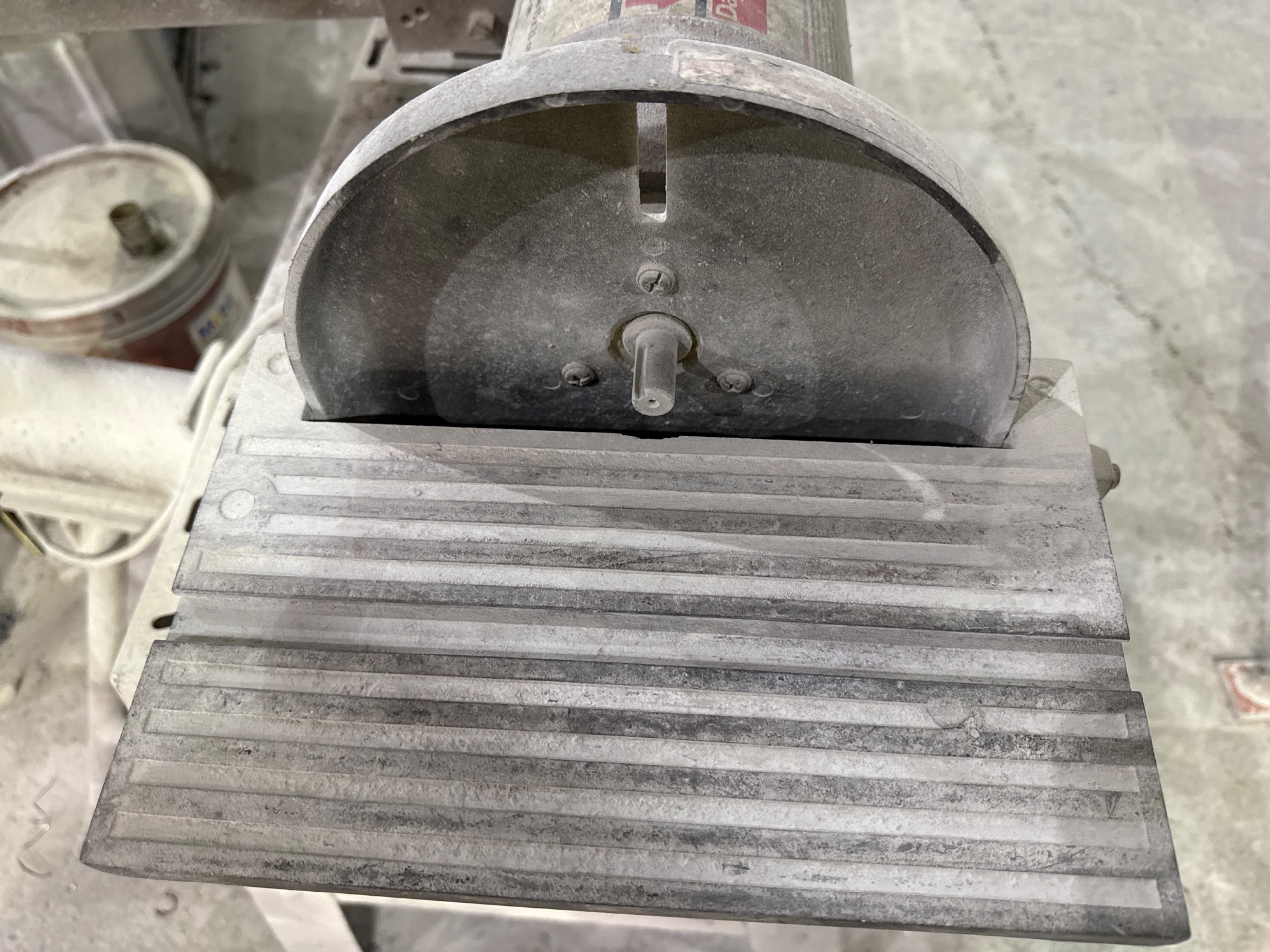 2004 DAYTON 6Y001A BELT & DISC SANDER - undefined