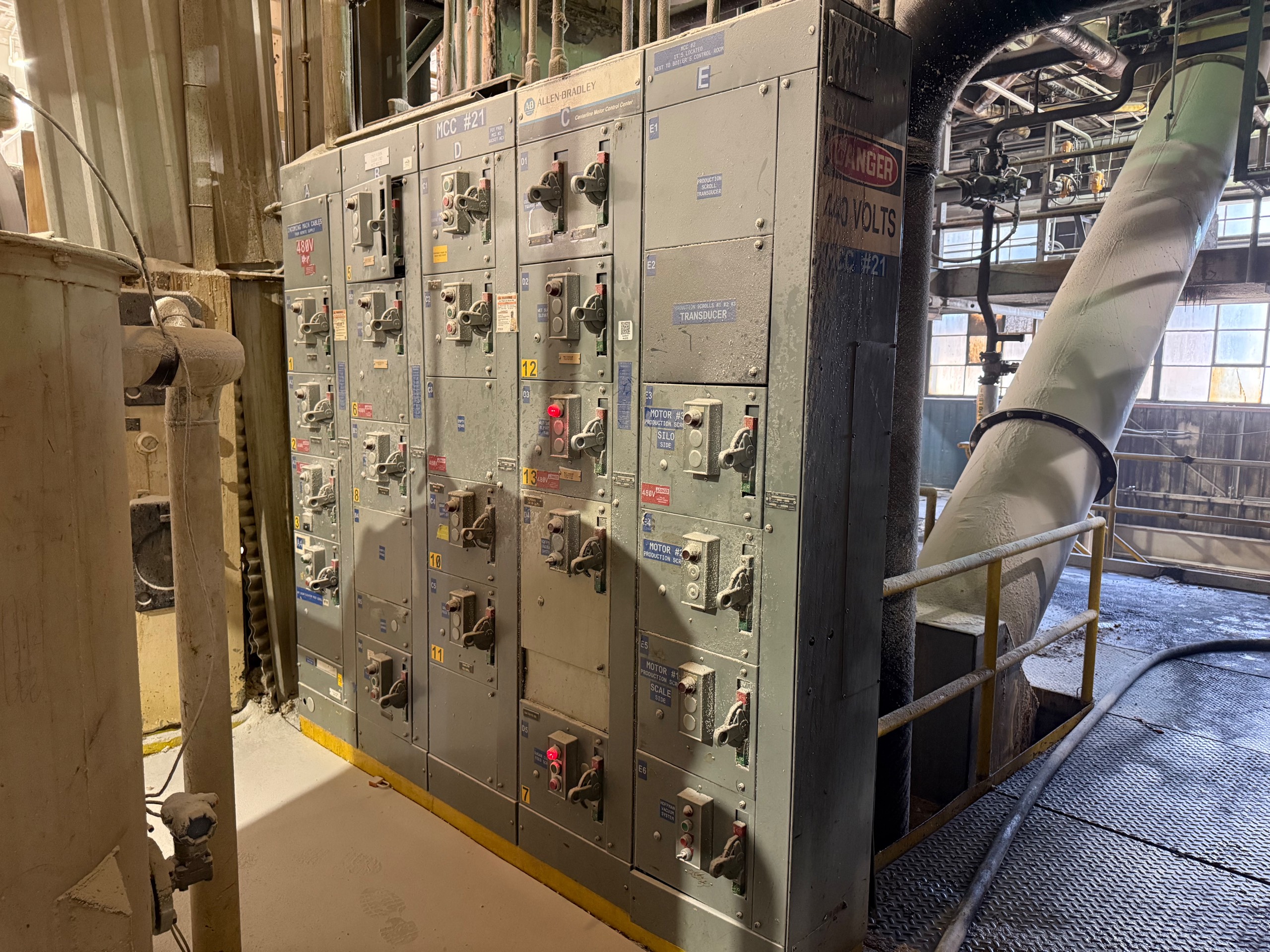 BULK QTY OF ALLEN-BRADLEY CENTERLINE 2100 MCC, 5 SECTIONS, 22 STARTERS - undefined