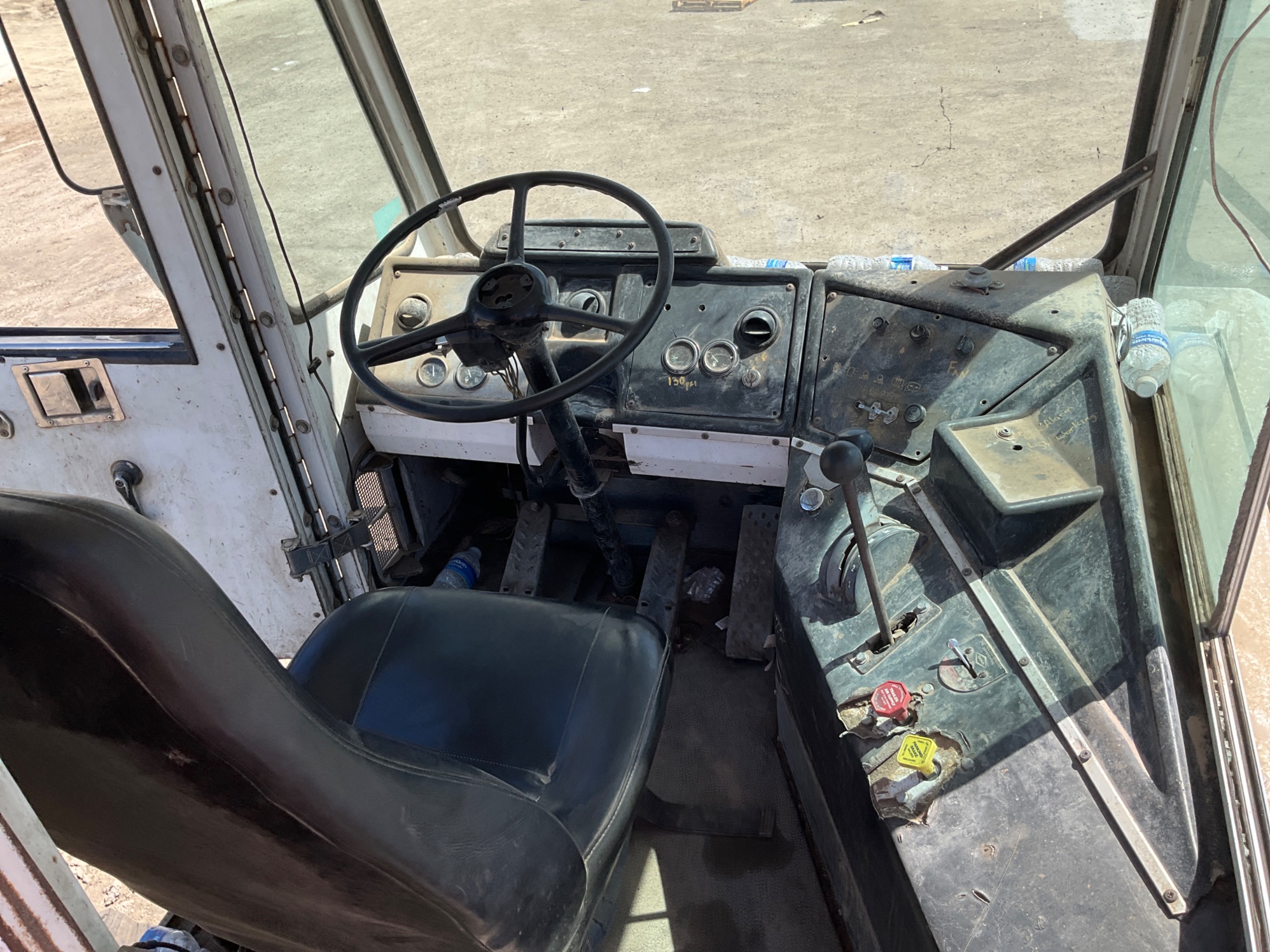 2000 CAPACITY TRUCKS TJ5000 UTILITY TRUCK - undefined