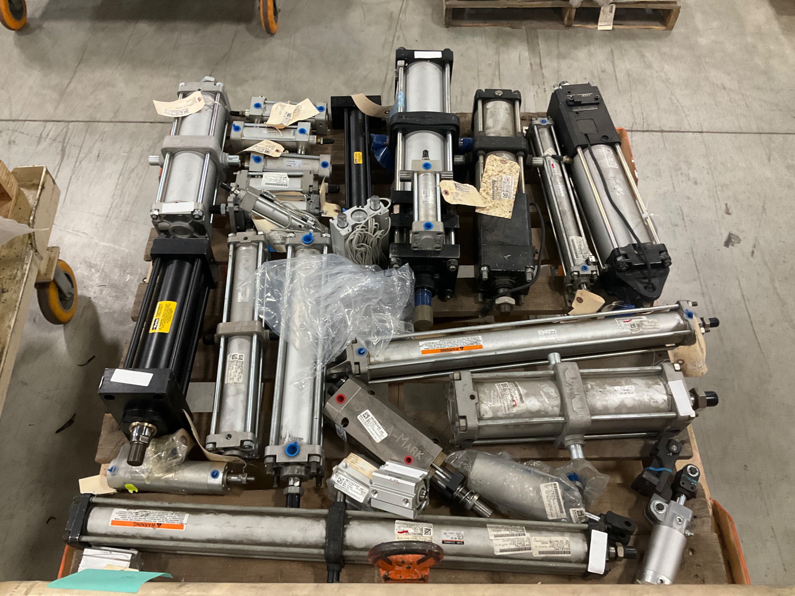 BULK QTY OF PNEUMATIC & HYDRAULIC CYLINDERS - undefined