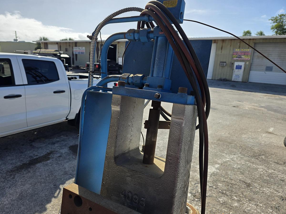 1982 AVNET H20E DIE CASTING MACHINE - undefined