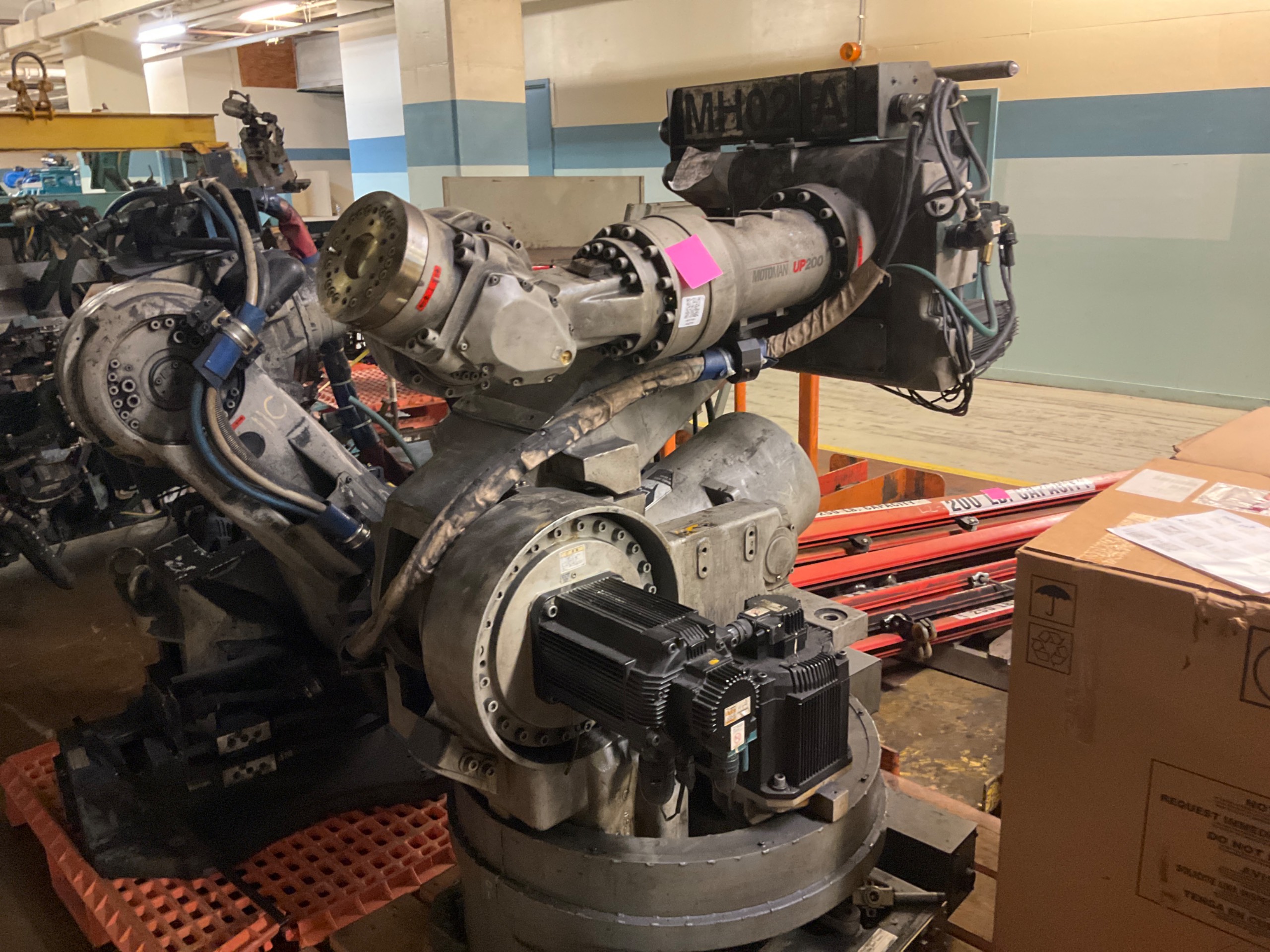 YASKAWA MOTOMAN-UP200 ARTICULATED ROBOT - undefined