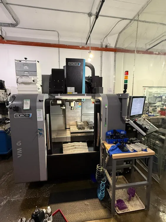 2022 HURCO VM10I PLUS VERTICAL MACHINING CENTER 26X16X20IN TRAVELS 12K RPM 15 HP 24 ATC - undefined