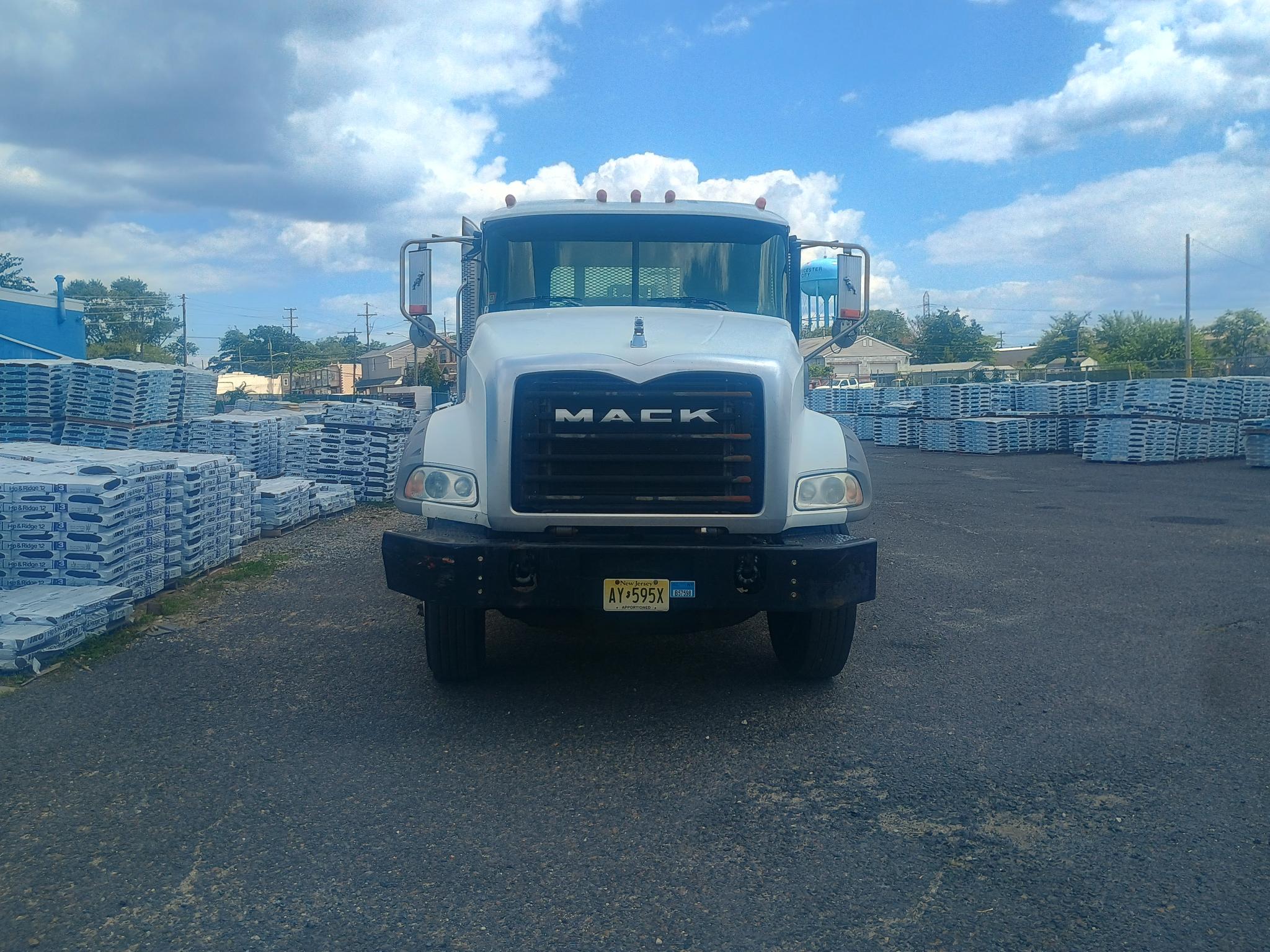 2015 - MACK - GU533 FLATBED TRUCK - undefined