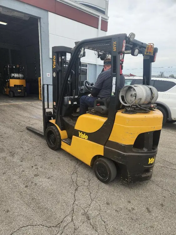 2015 YALE GLC060VXNVSE085 FORKLIFT, 5500LBS LIFT, LPG, 3 STAGE MAST, 48IN FORKS - undefined