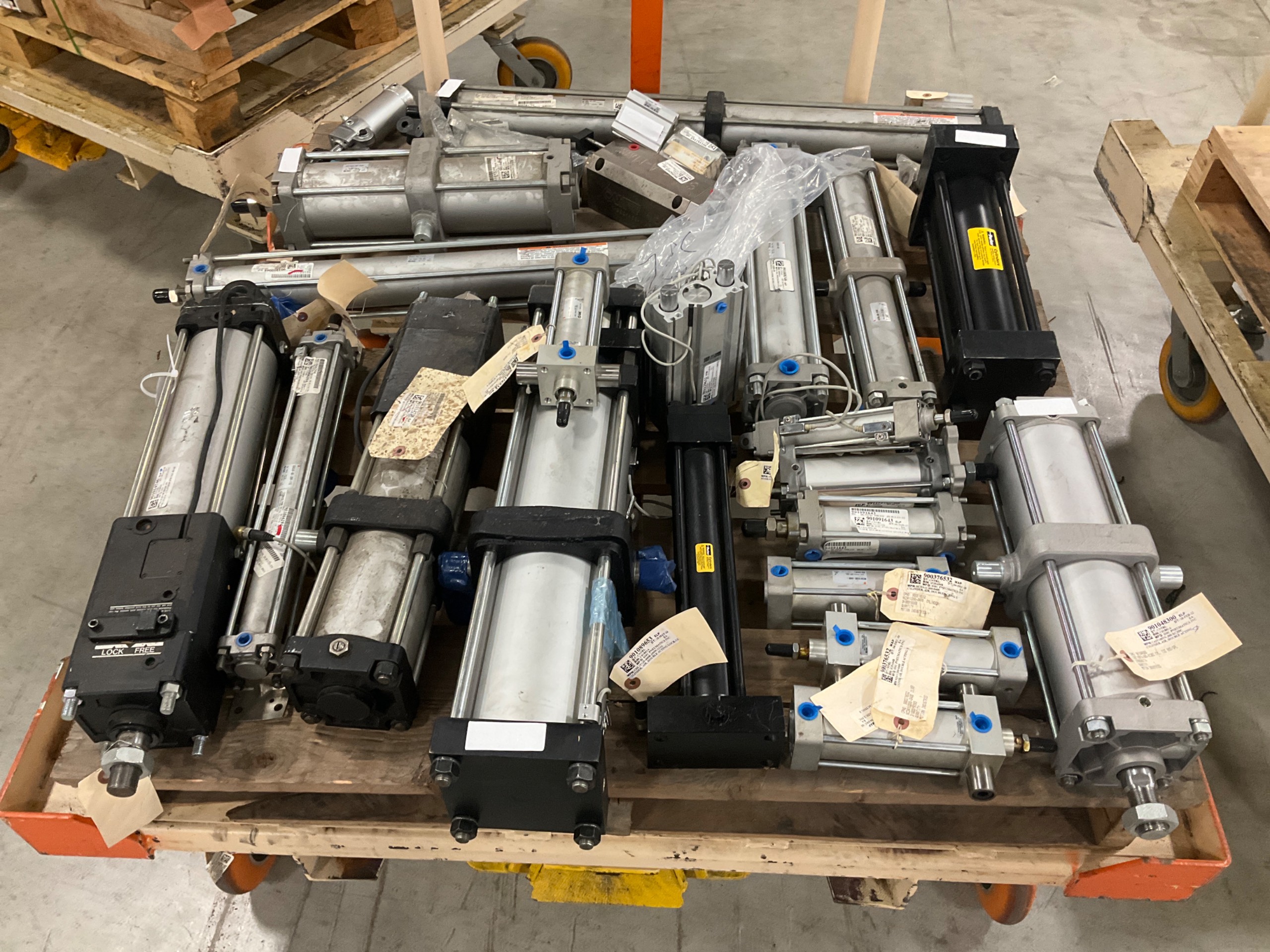 BULK QTY OF PNEUMATIC & HYDRAULIC CYLINDERS - undefined