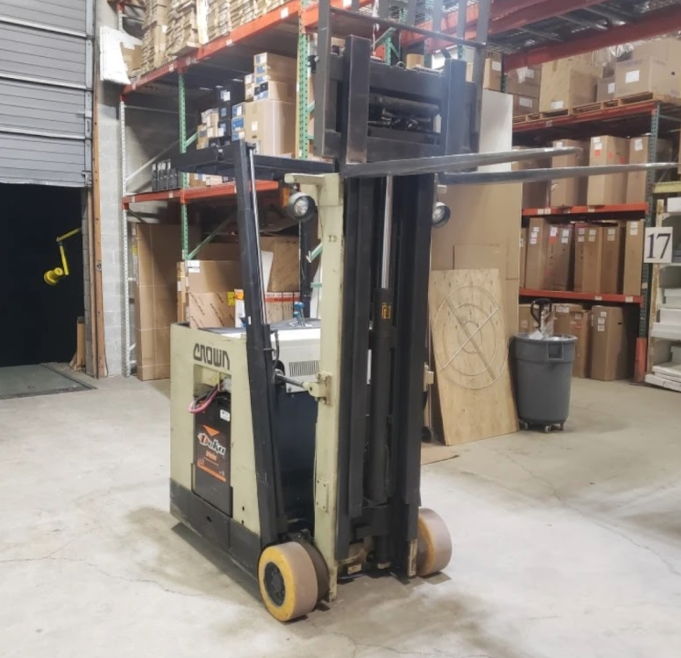 CROWN 35RCTT STAND-UP ELECTRIC COUNTERBALANCE FORKLIFT, 36V, 3500LB, 190IN LIFT, 7.2MPH - undefined