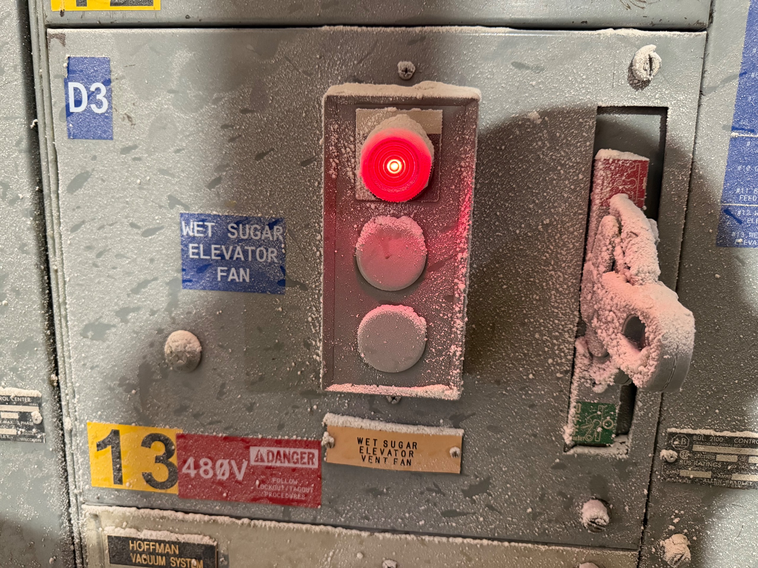 ALLEN-BRADLEY CENTERLINE 2100 MOTOR CONTROL CENTER, 5 SECTIONS, 22 STARTERS - undefined