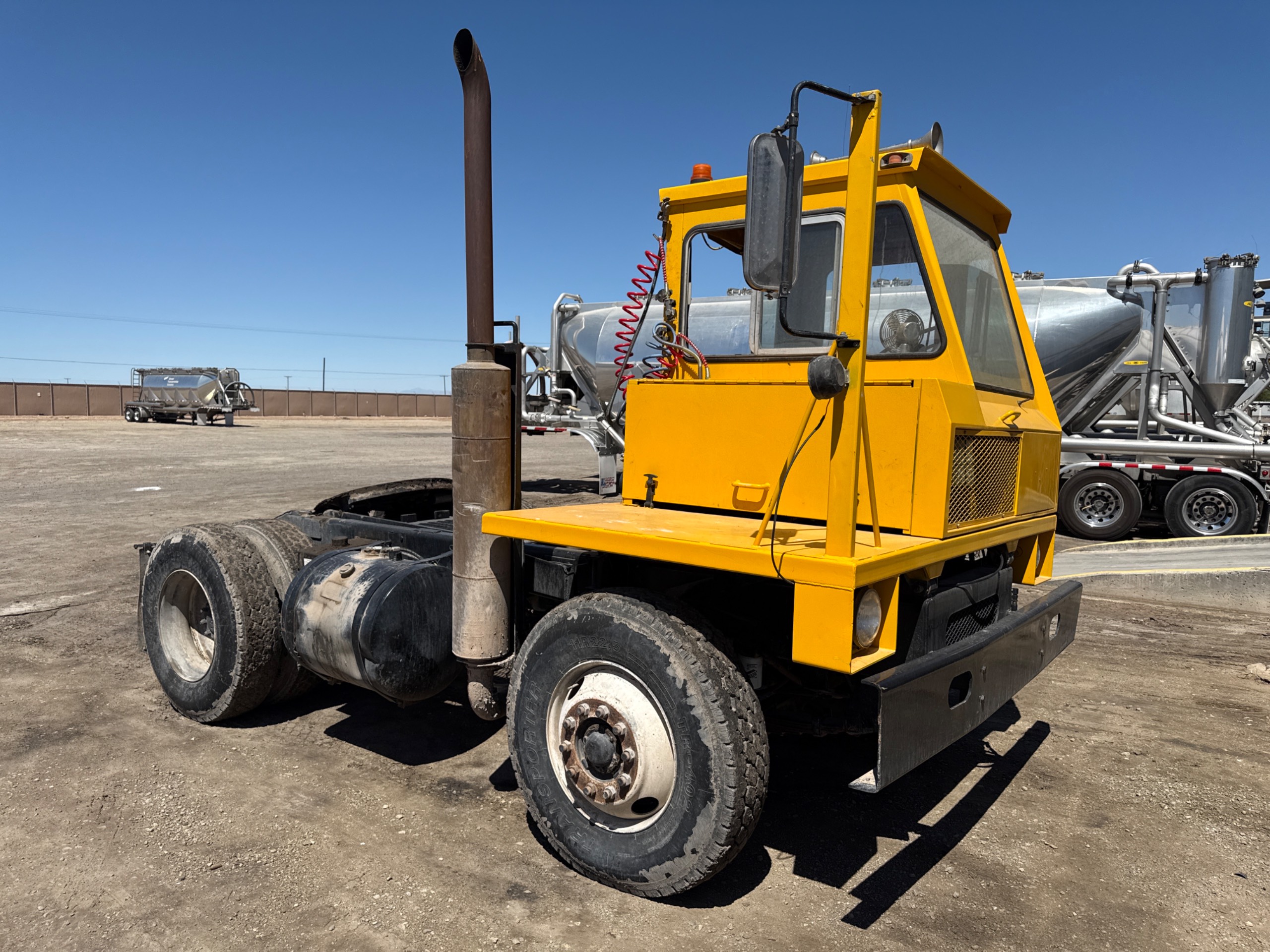 1982 OTTAWA 30 UTILITY TRUCK - undefined
