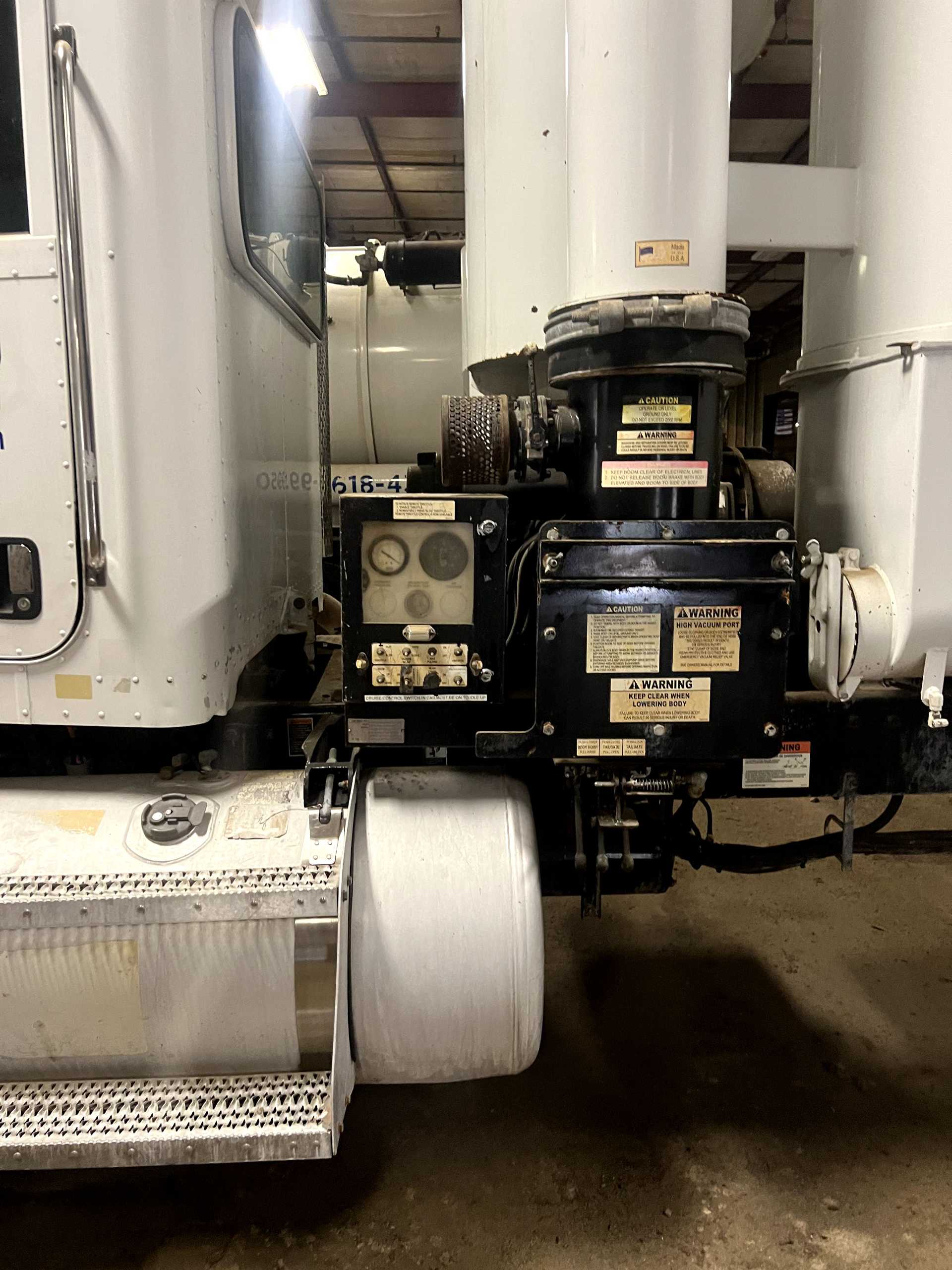 2011 SUPER PRODUCTS INDUSTRIAL VACUUM TRUCK - PETERBILT - undefined