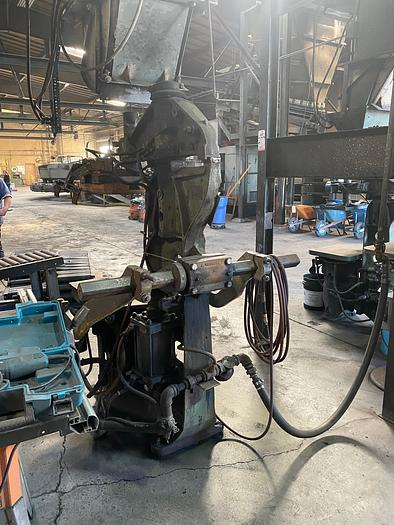 OSBORN 3161 ROTA-LIFT MOLDING MACHINE, TABLE 27.5X29IN, SQZ CYL 16IN, JOLT 2500LBS, WT 3550LBS - undefined