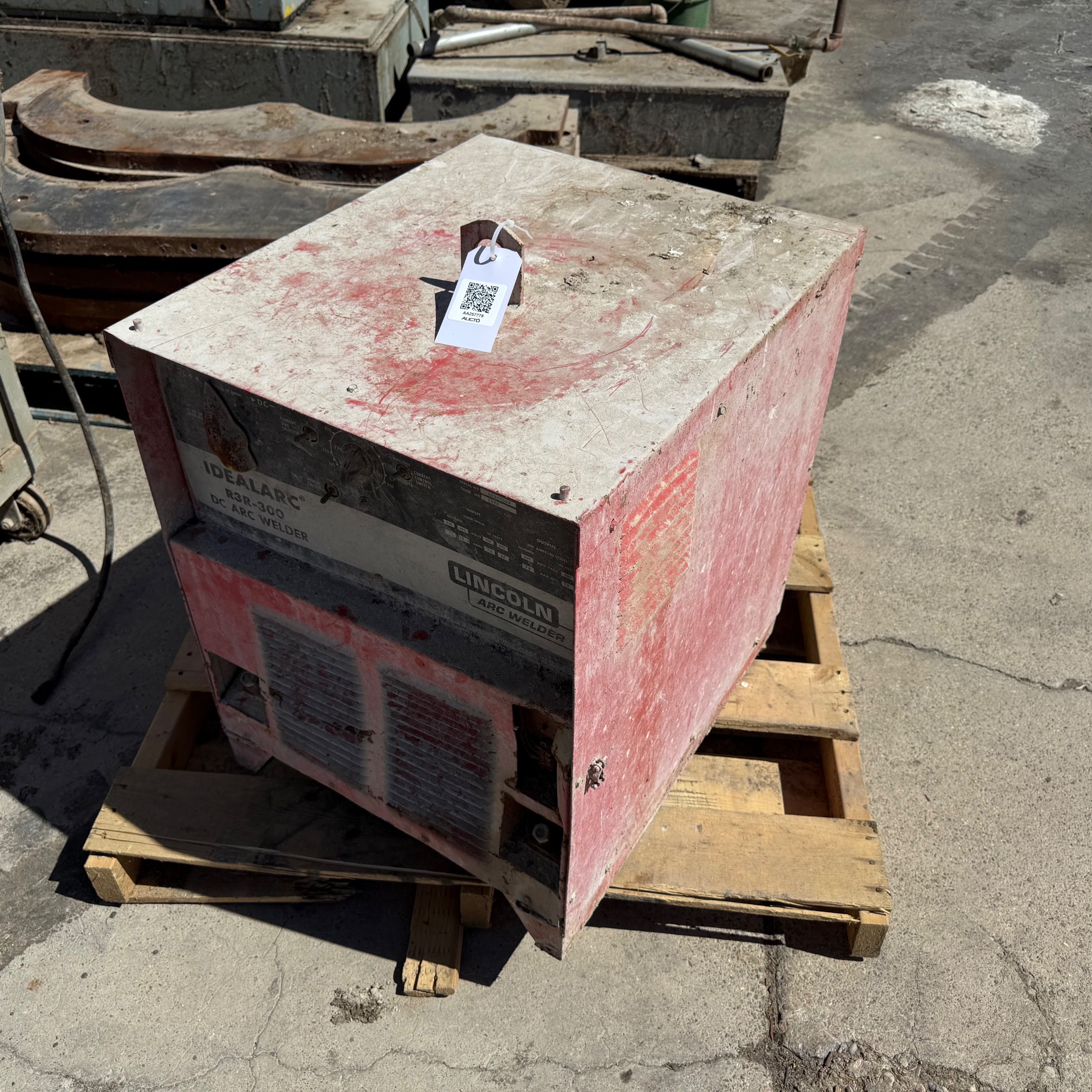 LINCOLN IDEALARC R3R-300 DC ARC WELDER - undefined