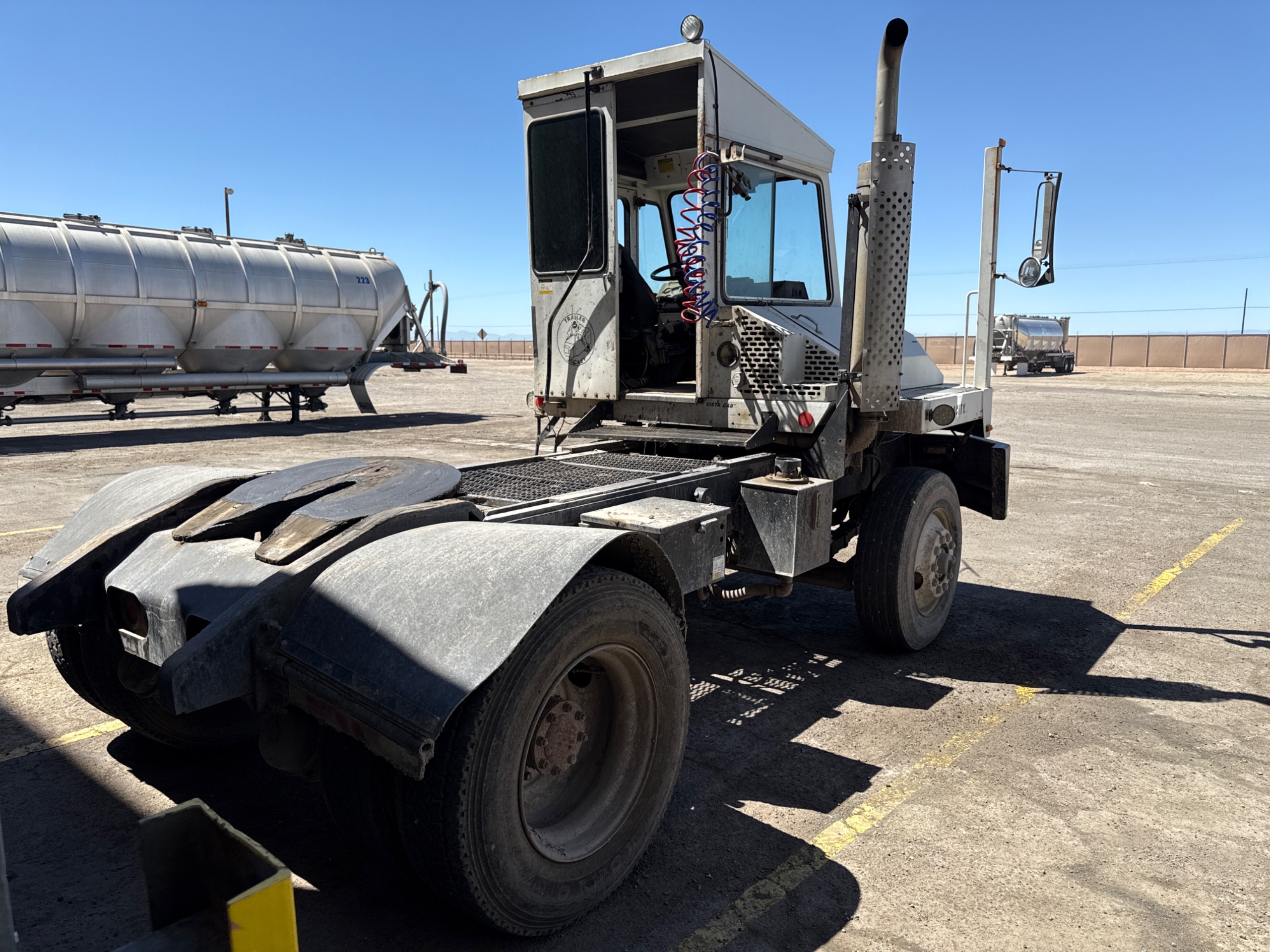 2003 CAPACITY TRUCKS TJ5000 UTILITY TRUCK - undefined