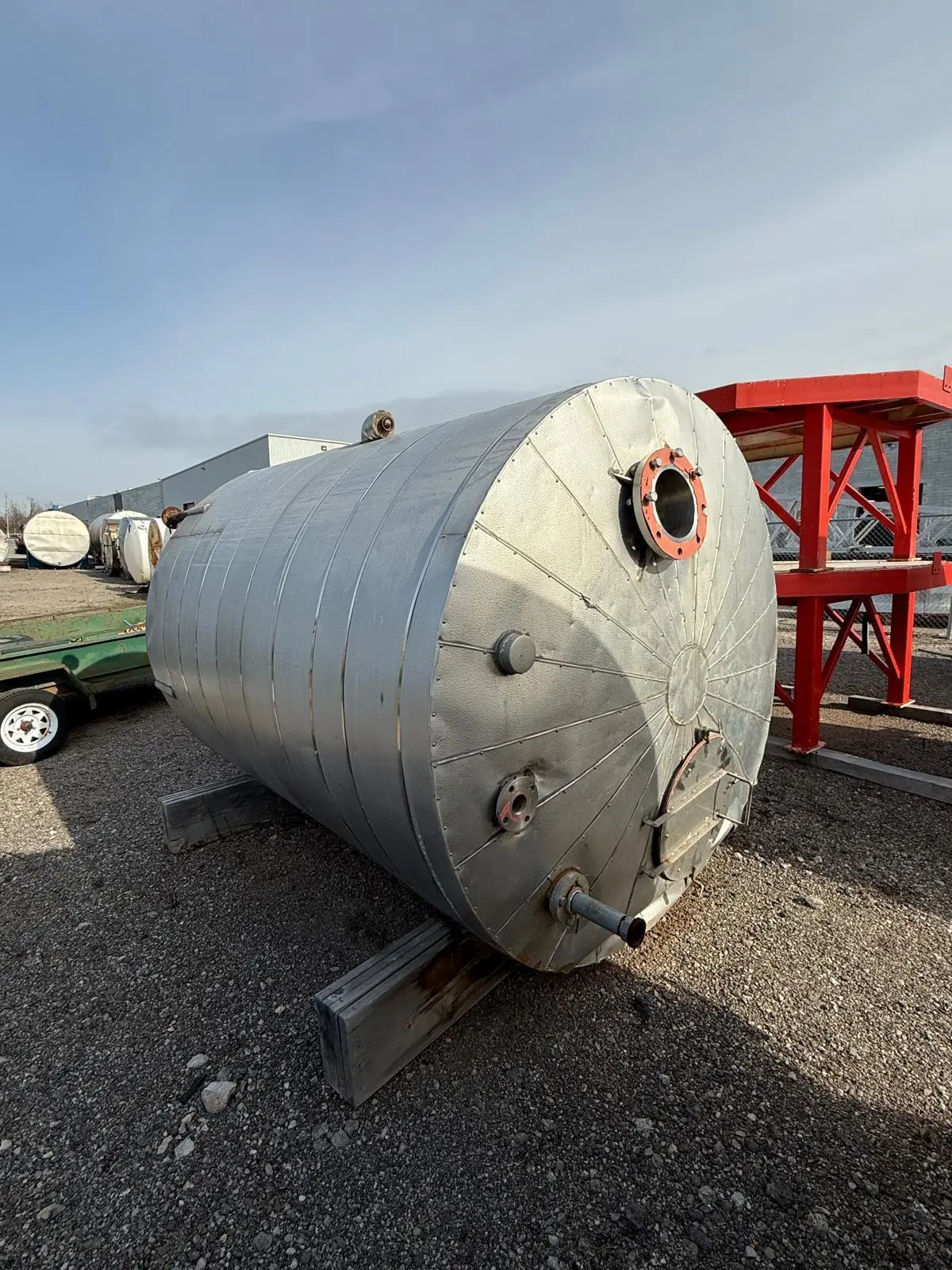 VERTICAL STAINLESS STEEL STORAGE TANK, 2800 GALLONS, INSULATED, 85X85X115IN, 3500 LBS - undefined