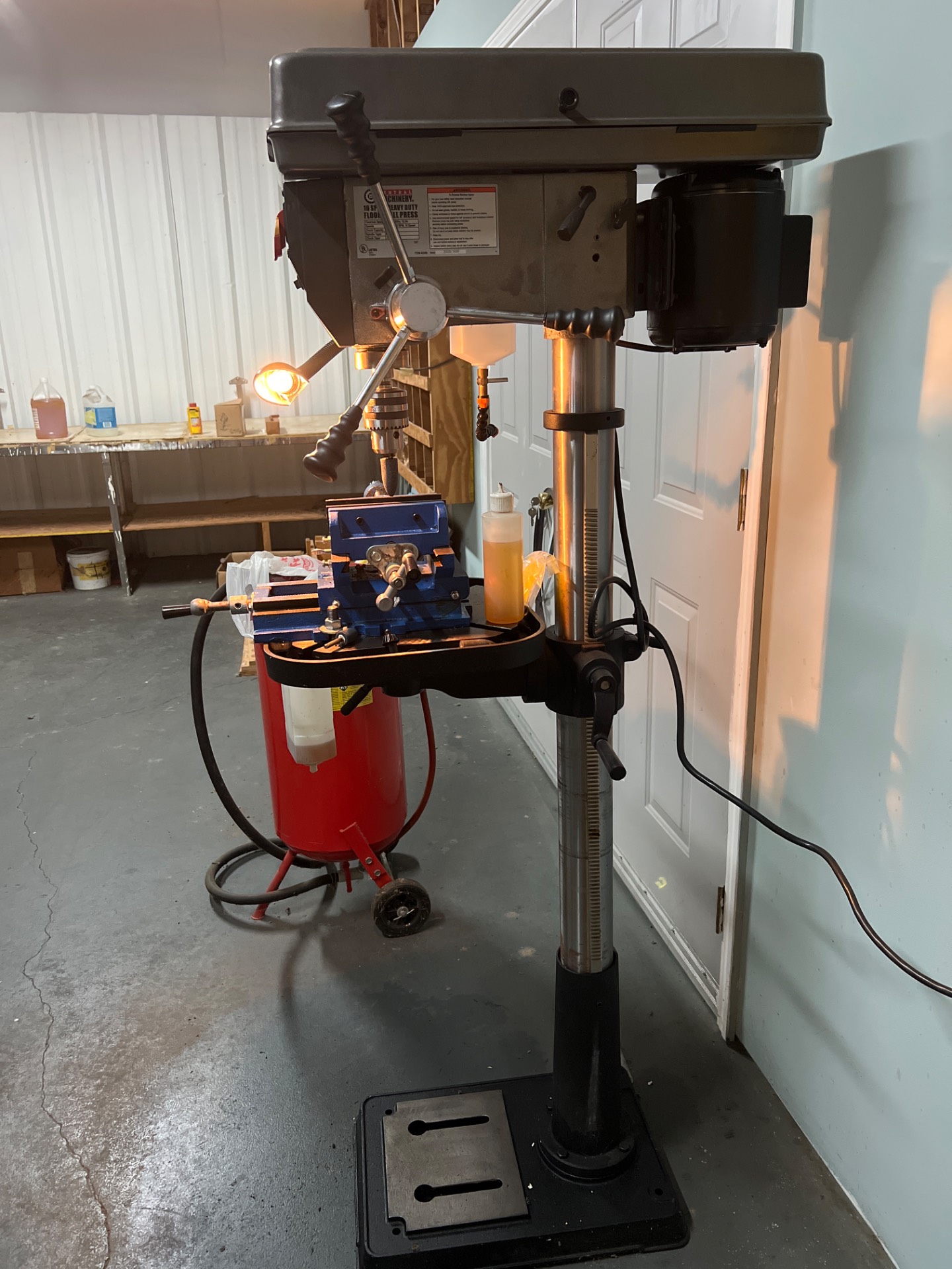 CENTRAL MACHINERY 16 SPEED HEAVY DUTY FLOOR DRILL PRESS - undefined