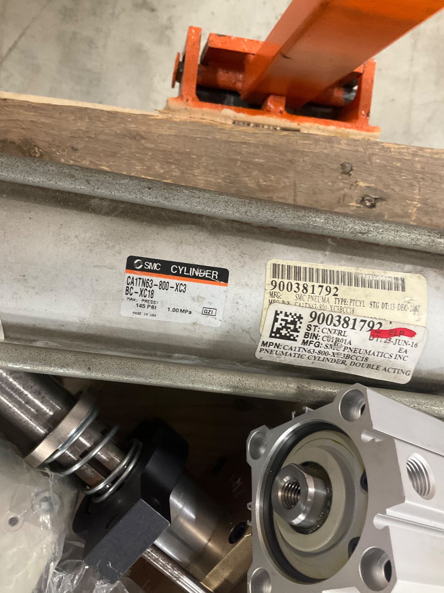 BULK QTY OF PNEUMATIC & HYDRAULIC CYLINDERS - undefined