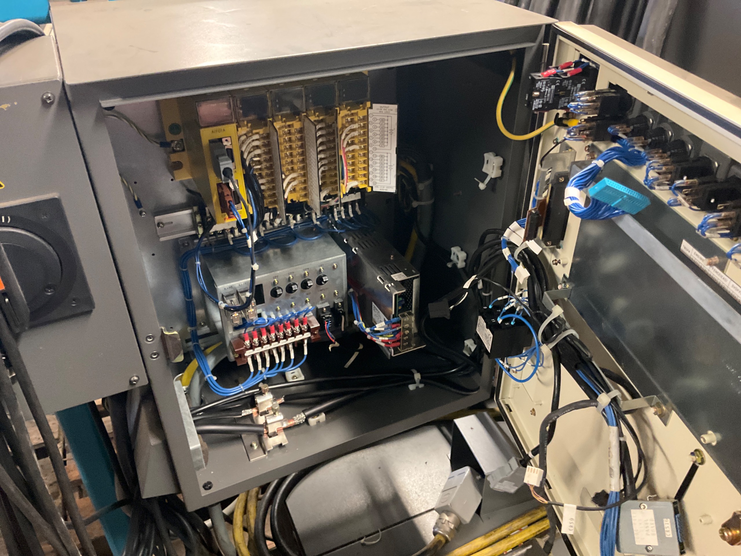 2000 FANUC R-J3 ROBOT CONTROLLER - undefined