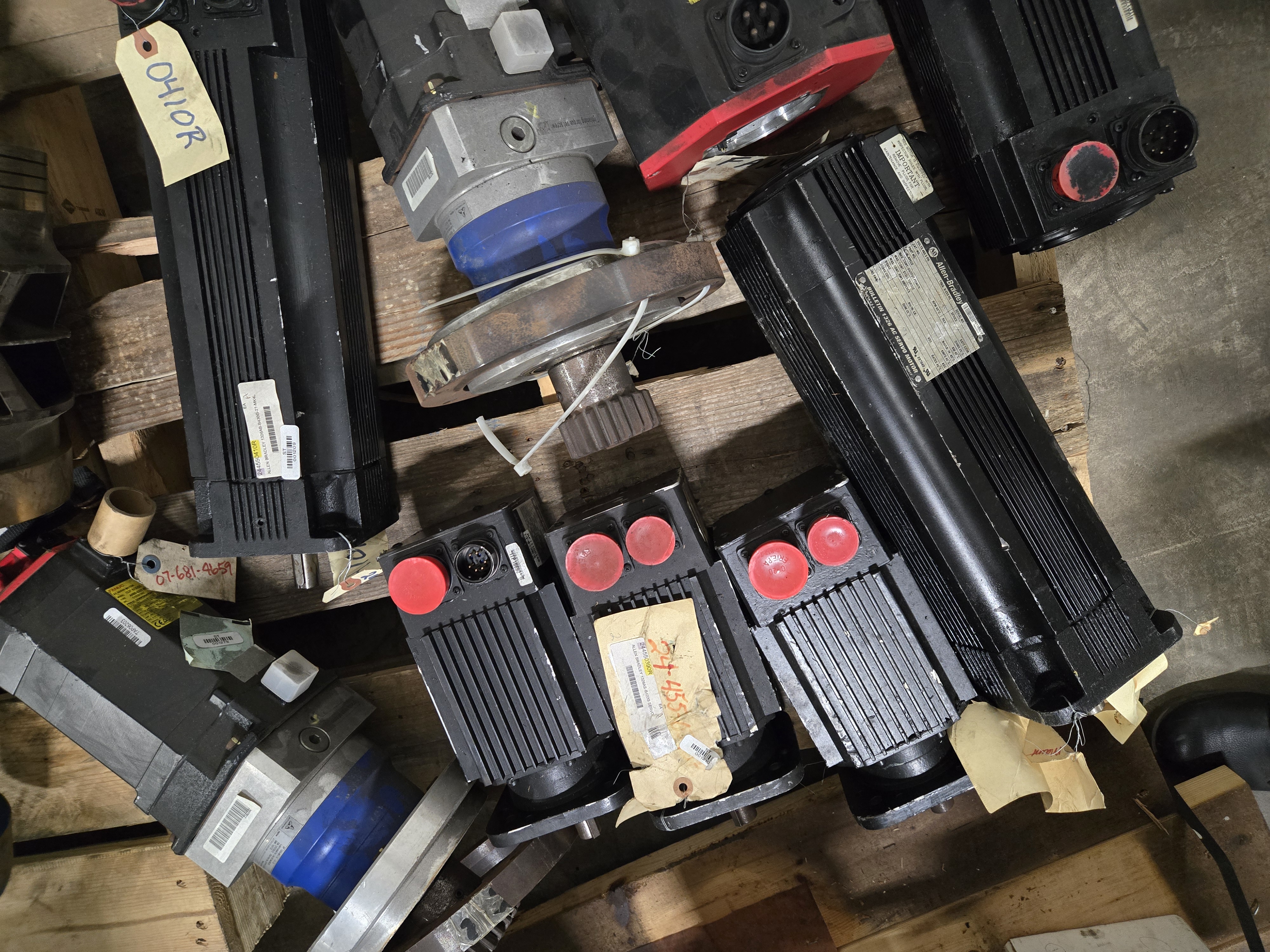 BULK QTY OF FANUC & ALLEN-BRADLEY SERVO MOTORS - undefined