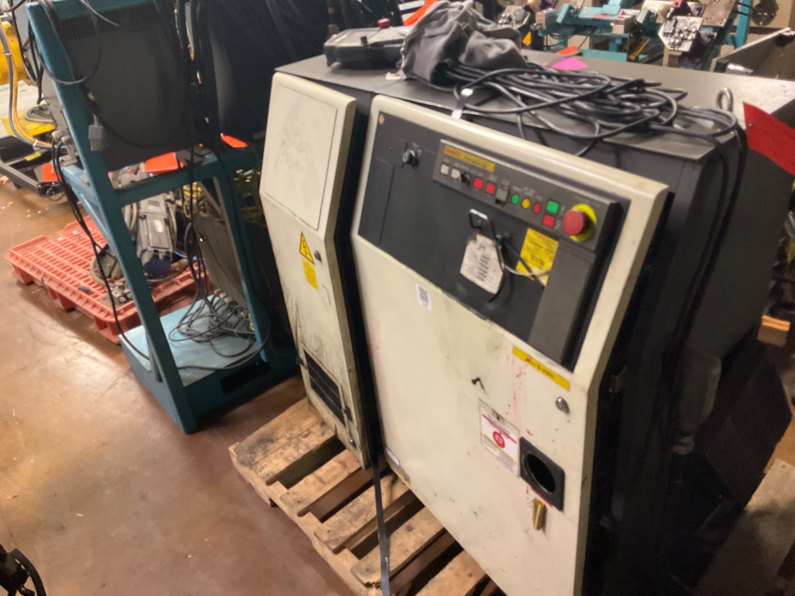 2000 FANUC R-J3 ROBOT CONTROLLER - undefined