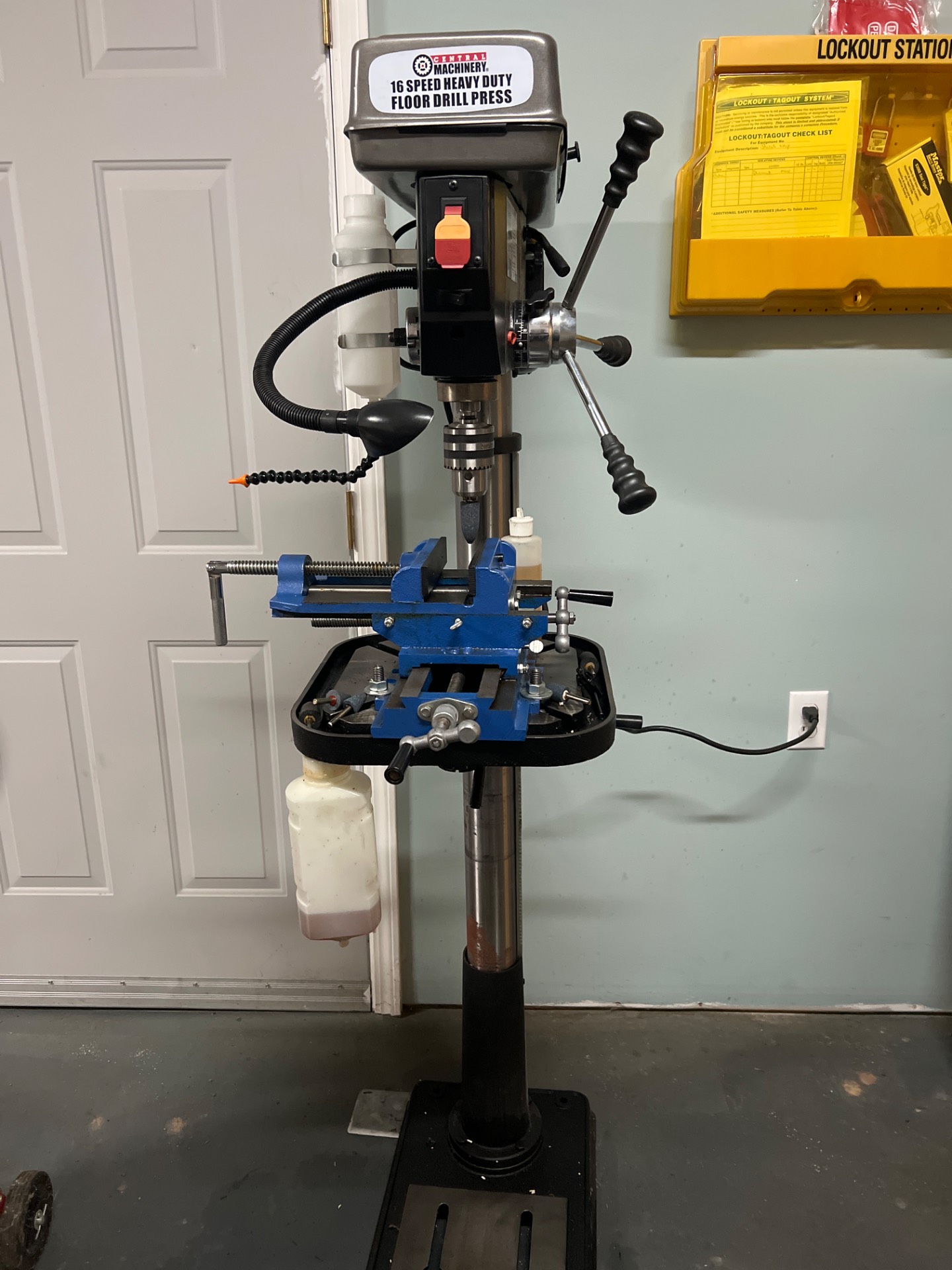 CENTRAL MACHINERY 16 SPEED HEAVY DUTY FLOOR DRILL PRESS - undefined