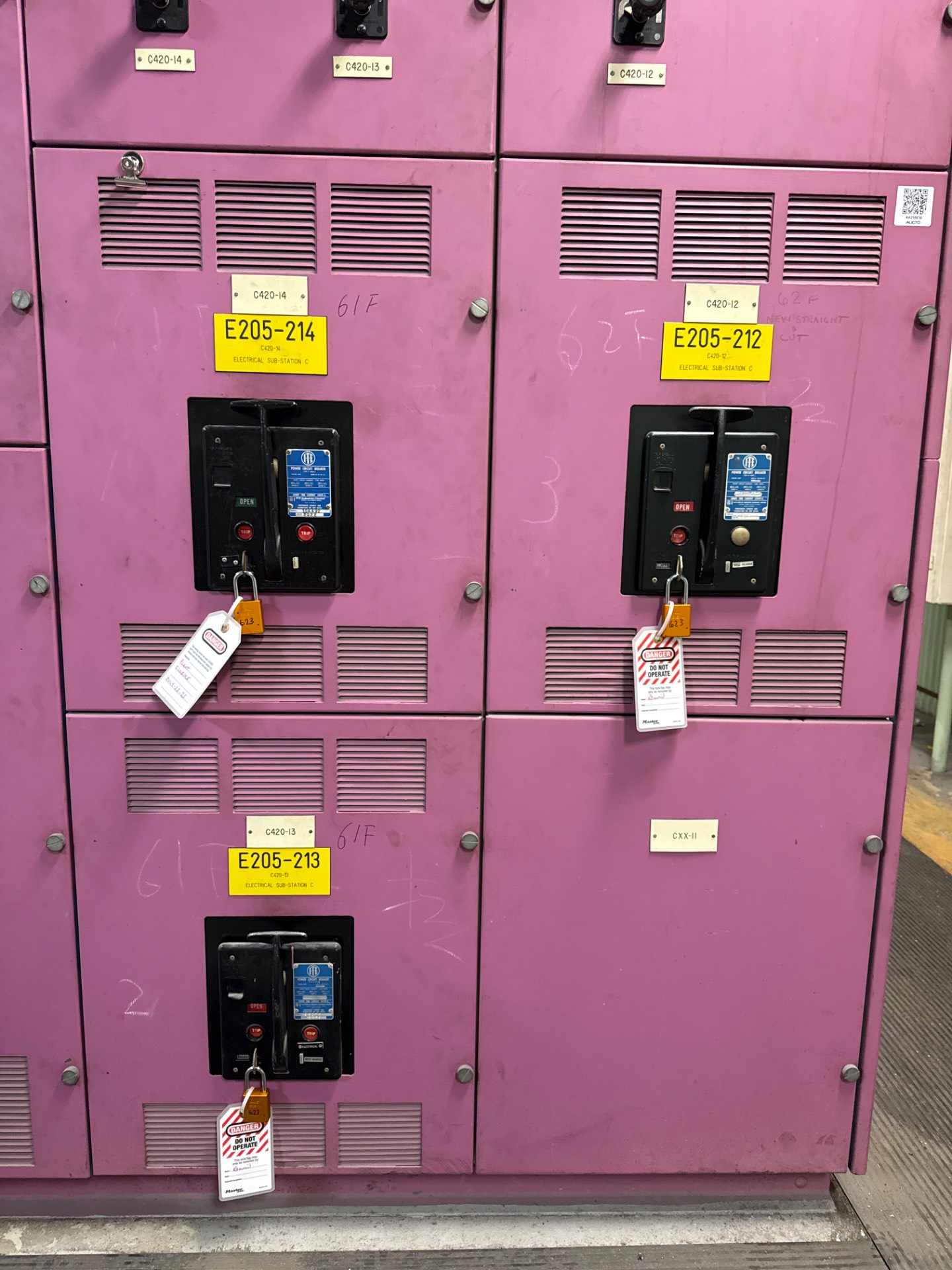 BULK QTY OF ITE K-1600 CIRCUIT BREAKERS - undefined