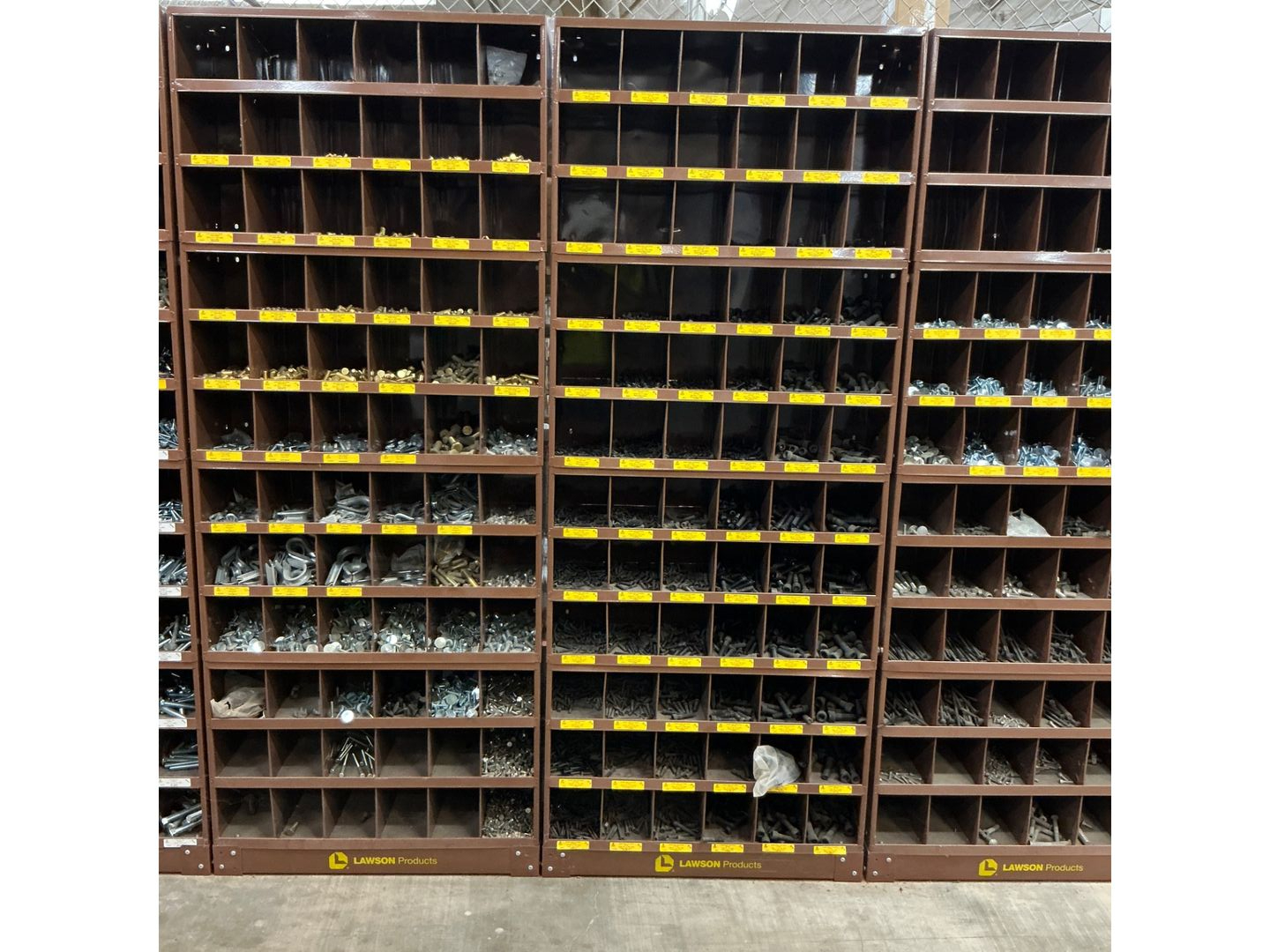 BULK QTY OF INDUSTRIAL FASTENERS - undefined