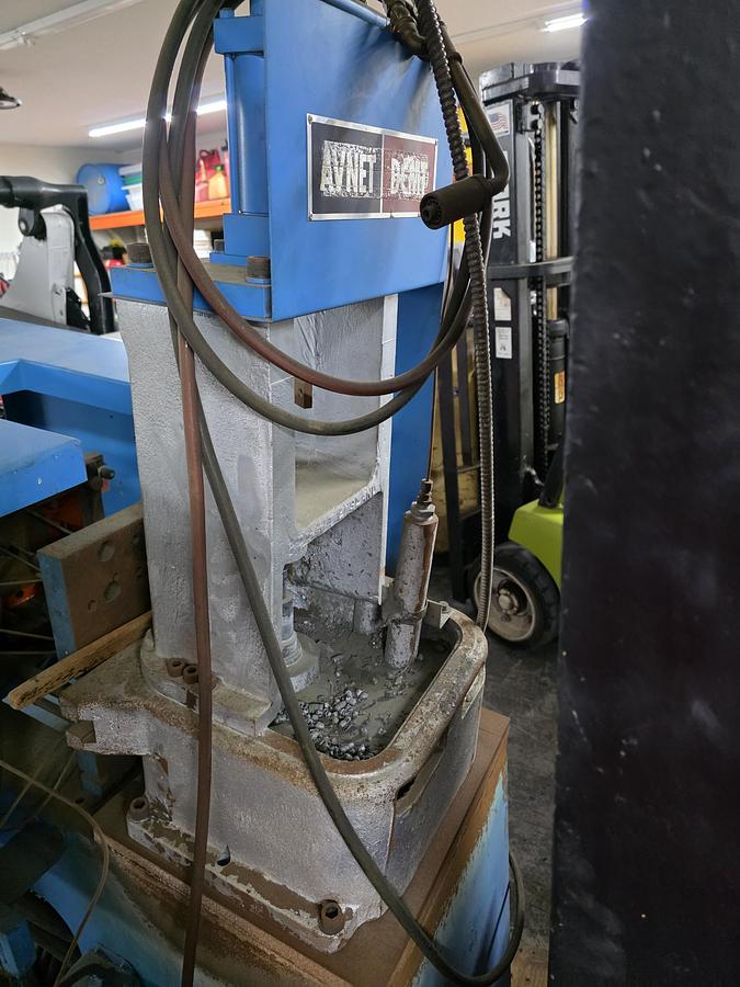 1982 AVNET H20E DIE CASTING MACHINE - undefined