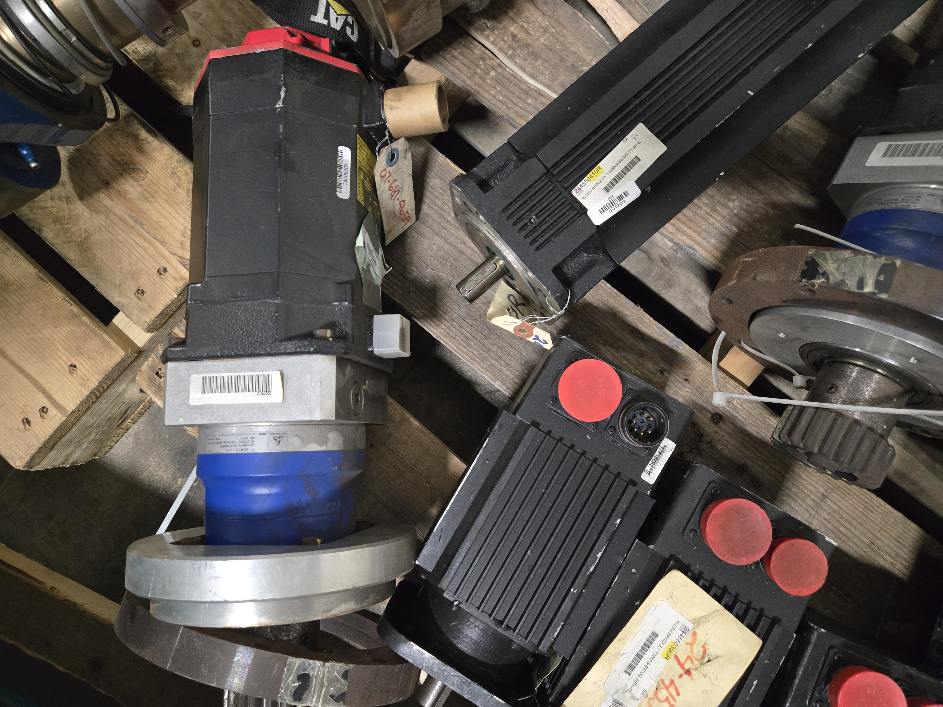 BULK QTY OF FANUC & ALLEN-BRADLEY SERVO MOTORS - undefined