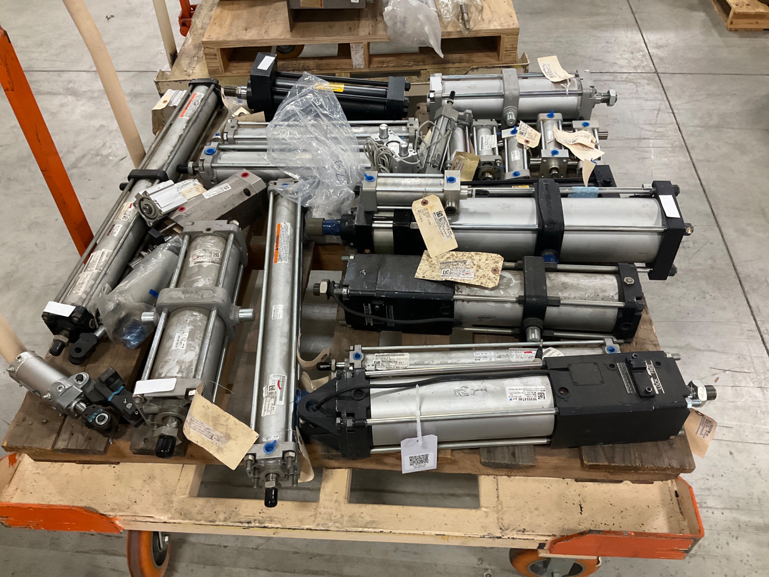 BULK QTY OF PNEUMATIC & HYDRAULIC CYLINDERS - undefined