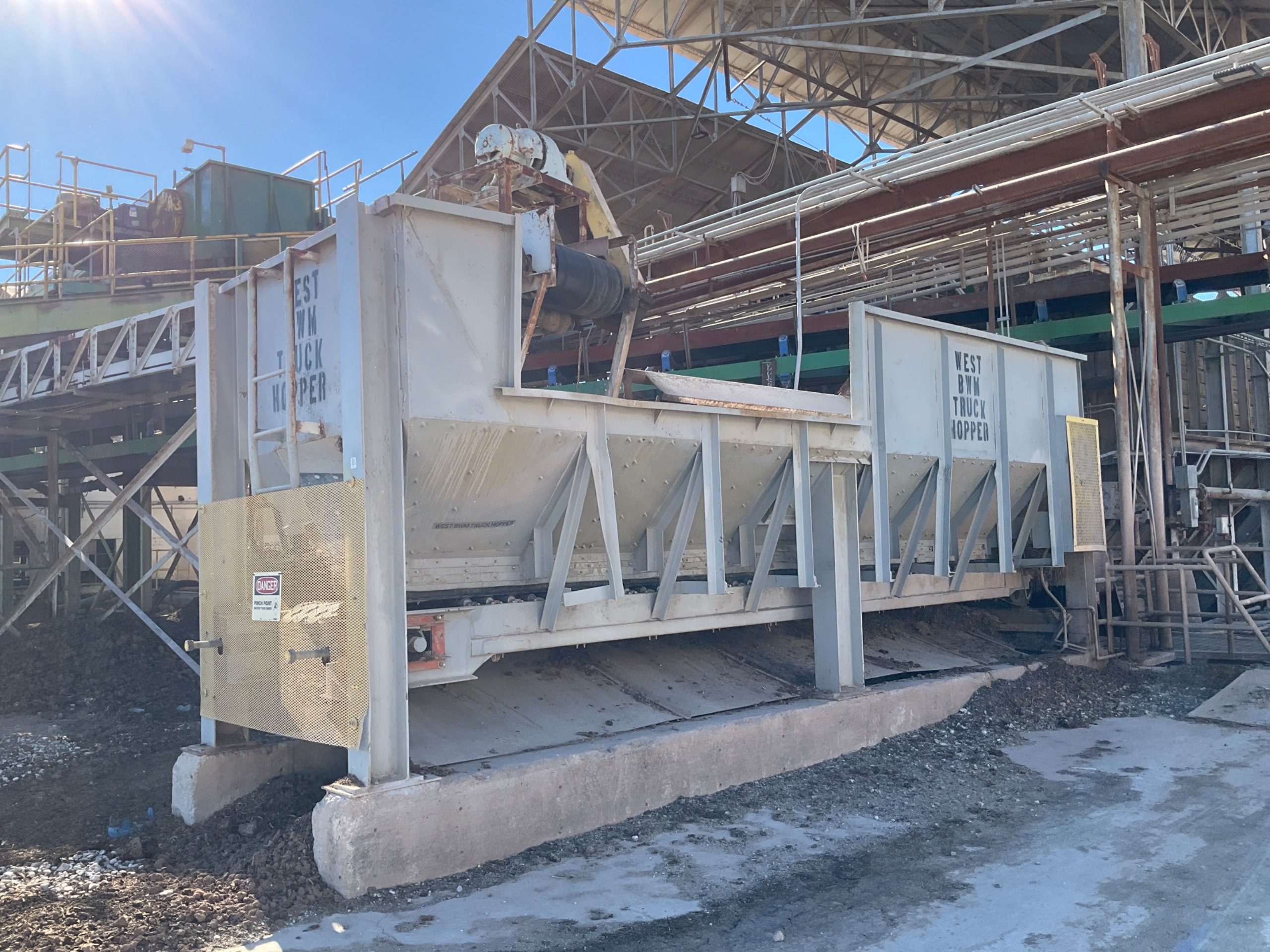 LIVE BOTTOM HOPPER FEEDER - undefined