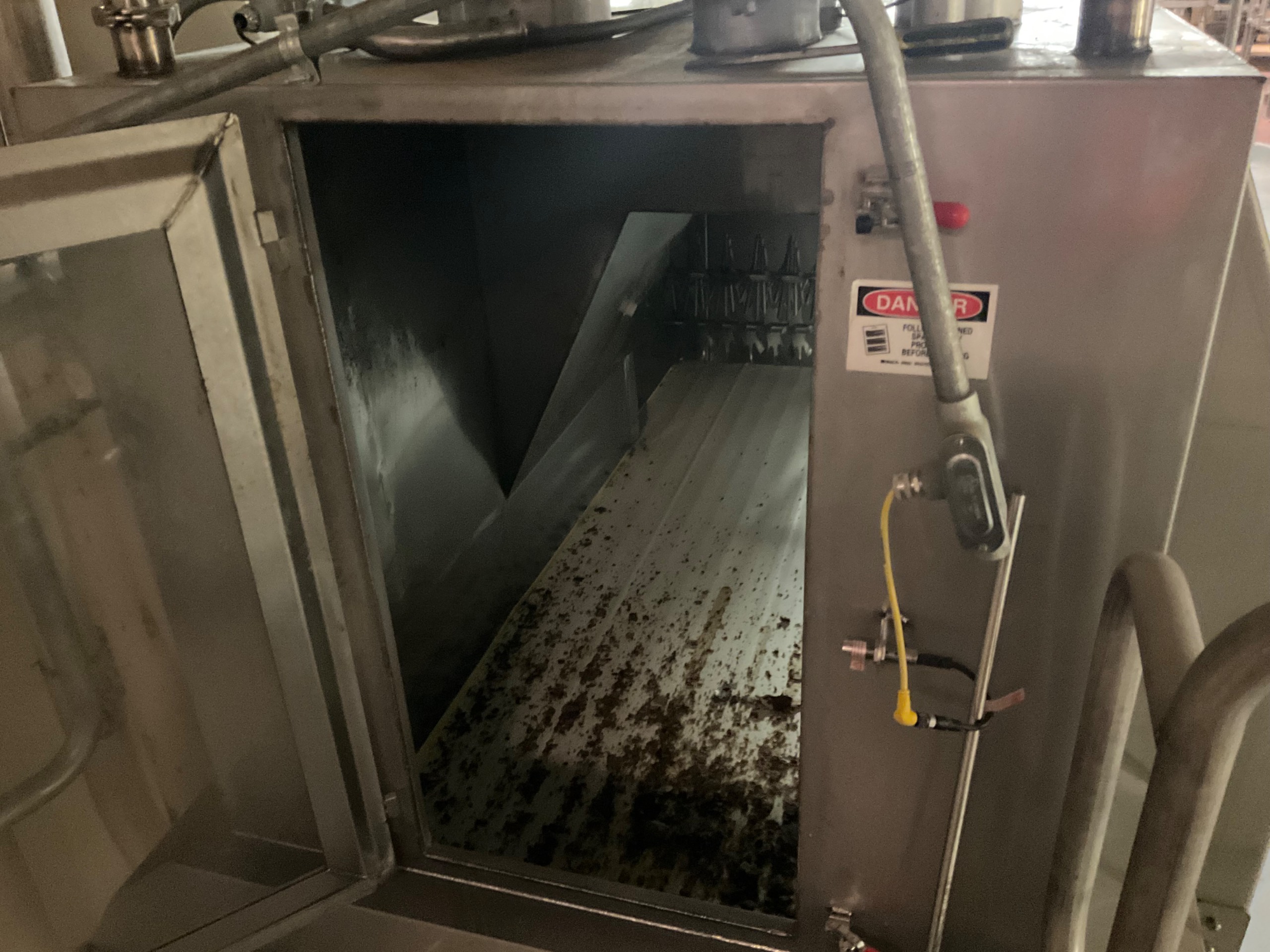 LIVE BOTTOM BIN WITH RAKE - undefined
