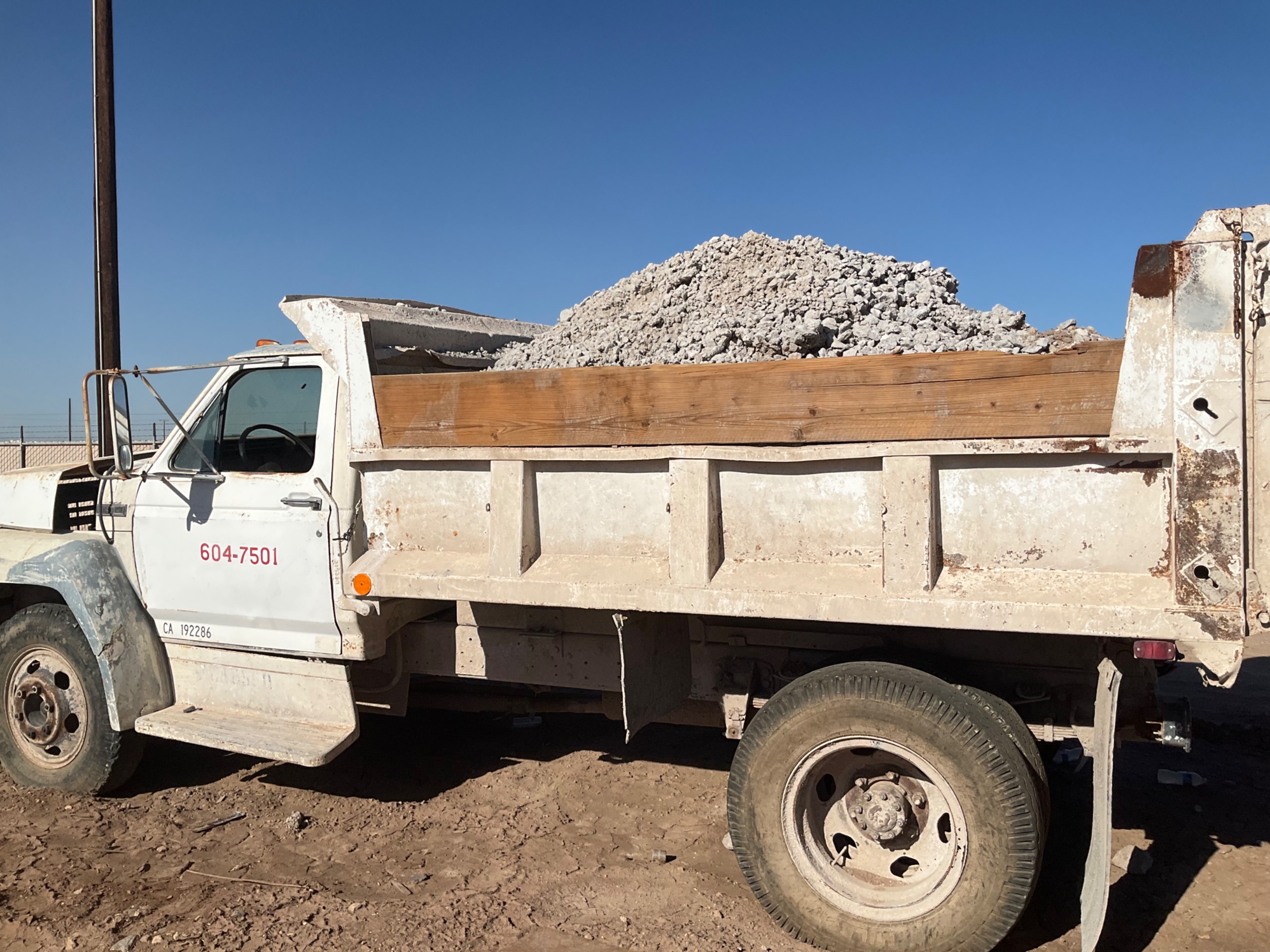 1982 FORD F600 DUMP TRUCK - undefined