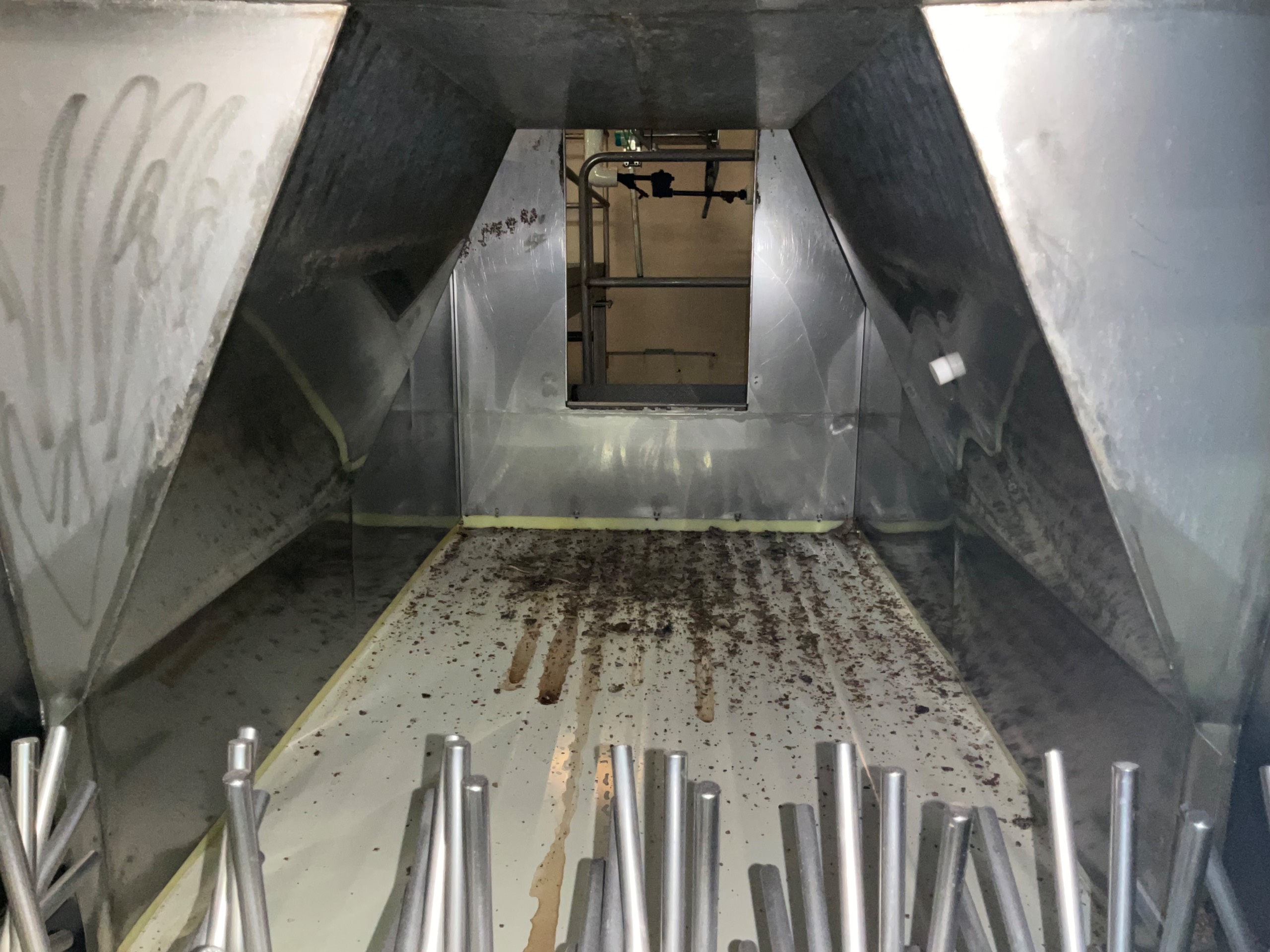 LIVE BOTTOM BIN WITH RAKE - undefined