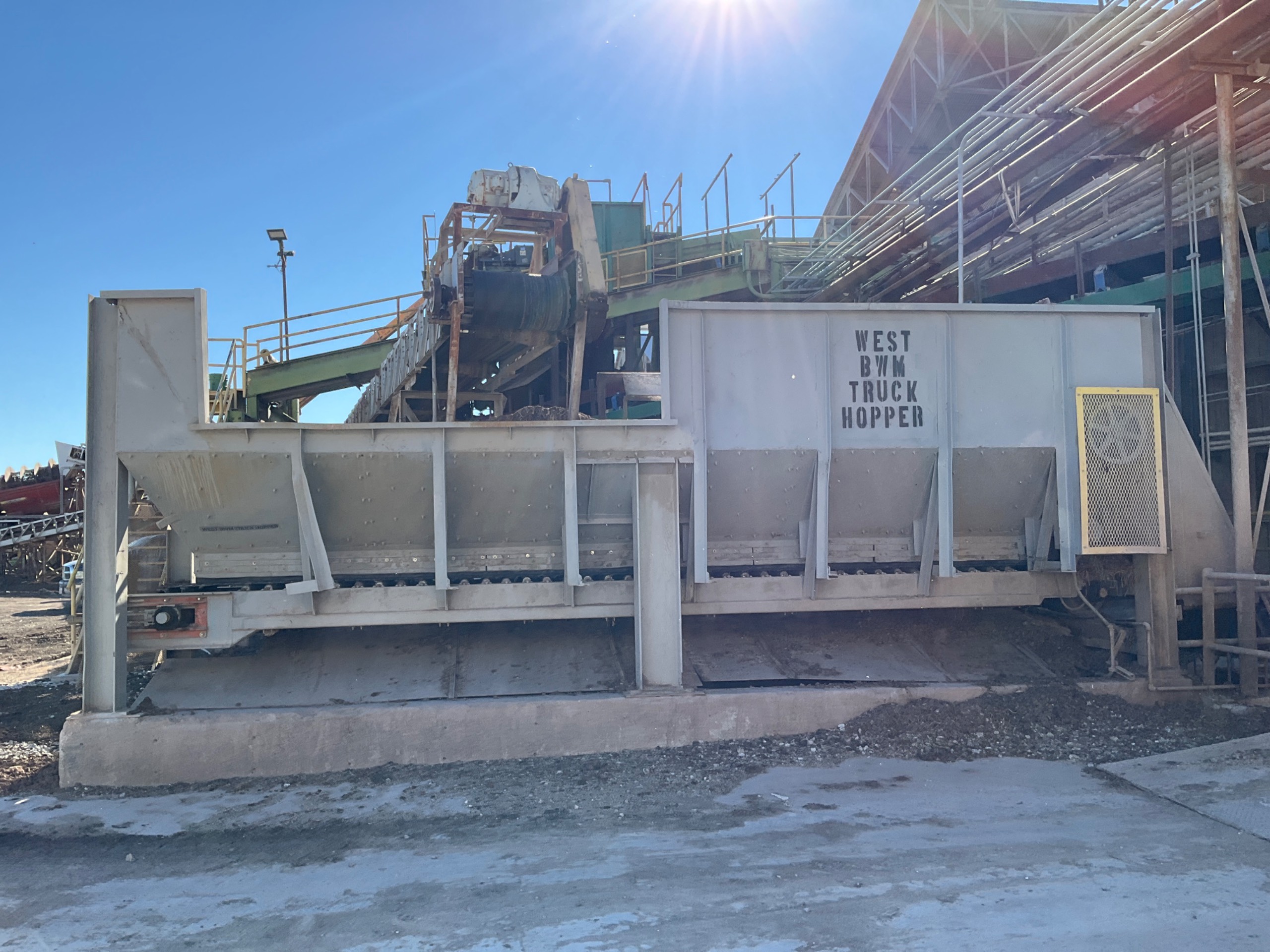LIVE BOTTOM HOPPER FEEDER - undefined